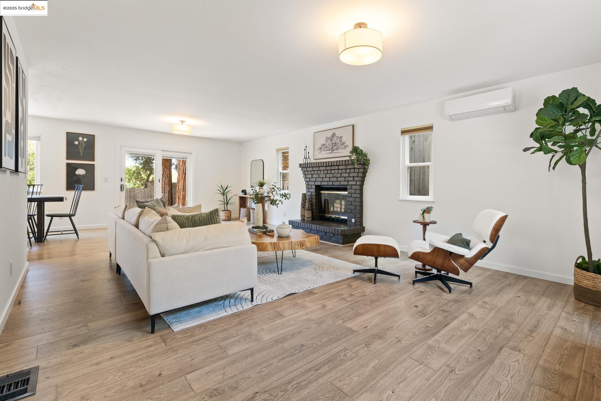 Detail Gallery Image 5 of 60 For 6259 Leona St, Oakland,  CA 94605 - 4 Beds | 2/2 Baths