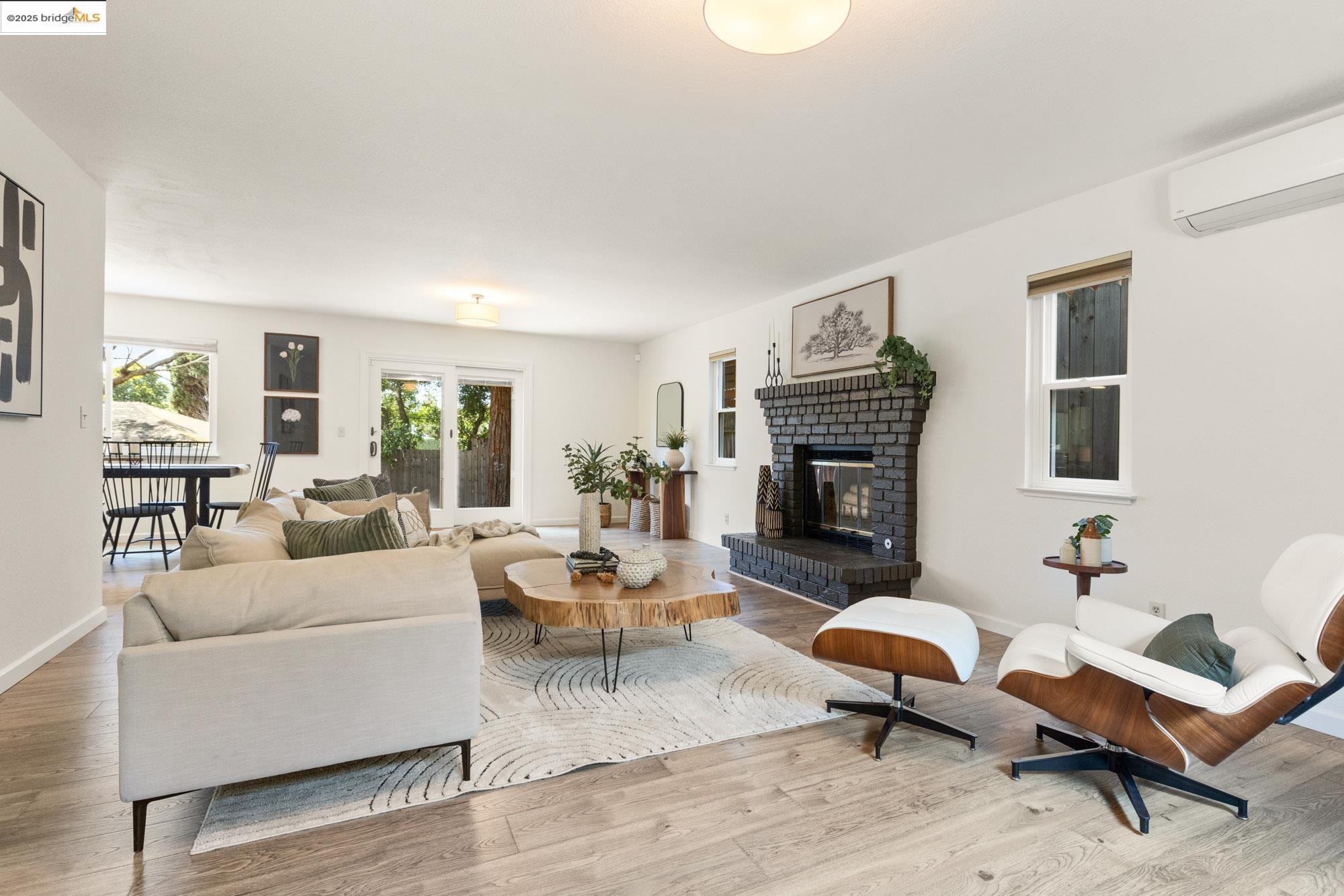 Detail Gallery Image 8 of 60 For 6259 Leona St, Oakland,  CA 94605 - 4 Beds | 2/2 Baths