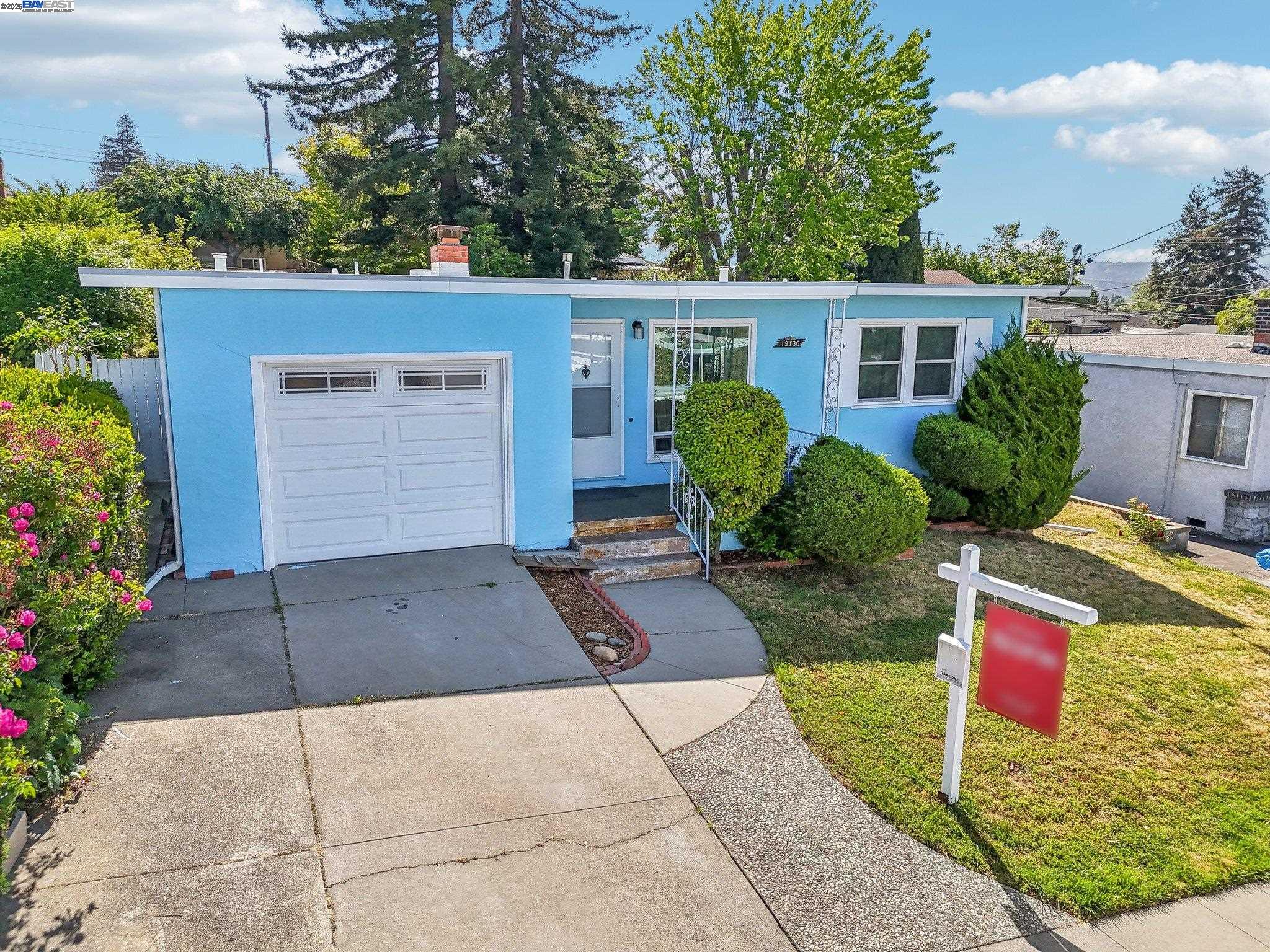 Detail Gallery Image 2 of 22 For 19136 Mayberry Dr, Castro Valley,  CA 94546 - 2 Beds | 1 Baths