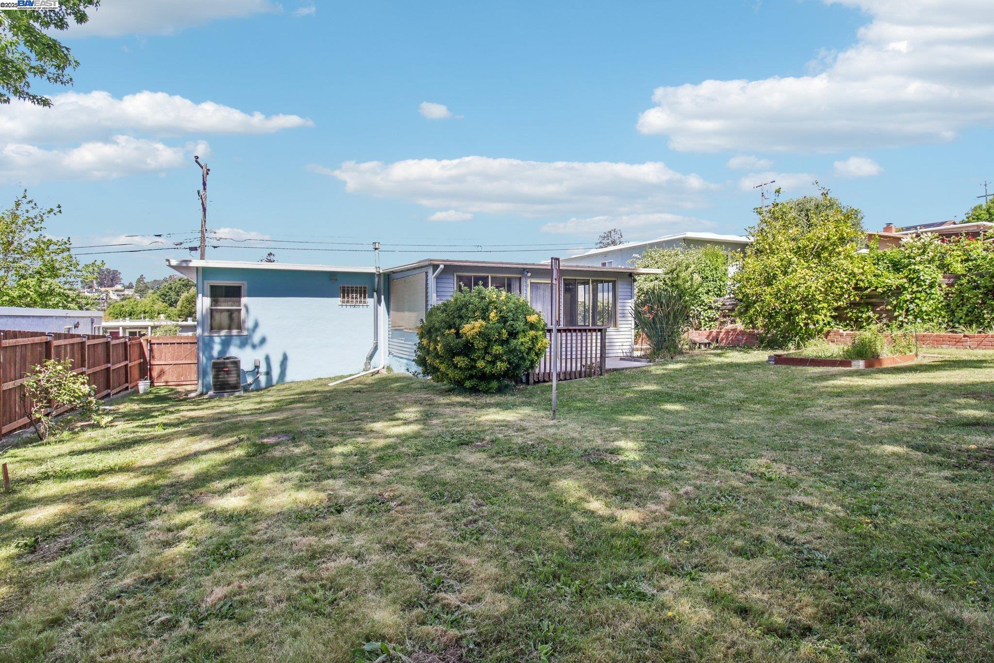 Detail Gallery Image 15 of 22 For 19136 Mayberry Dr, Castro Valley,  CA 94546 - 2 Beds | 1 Baths