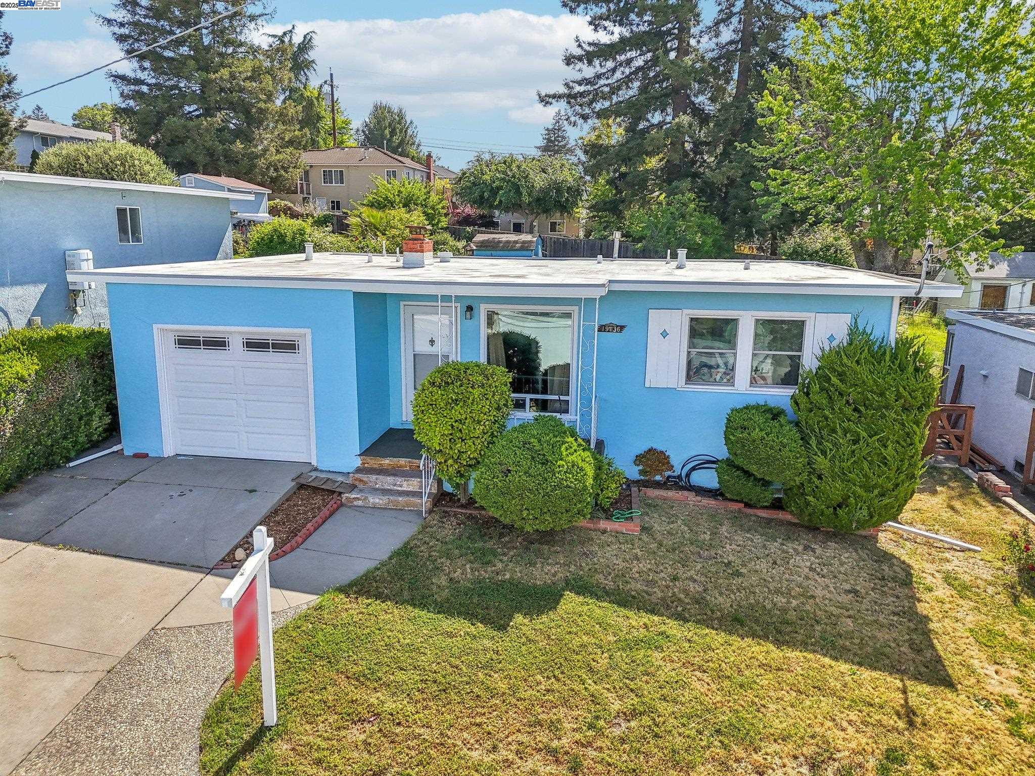 Detail Gallery Image 3 of 22 For 19136 Mayberry Dr, Castro Valley,  CA 94546 - 2 Beds | 1 Baths
