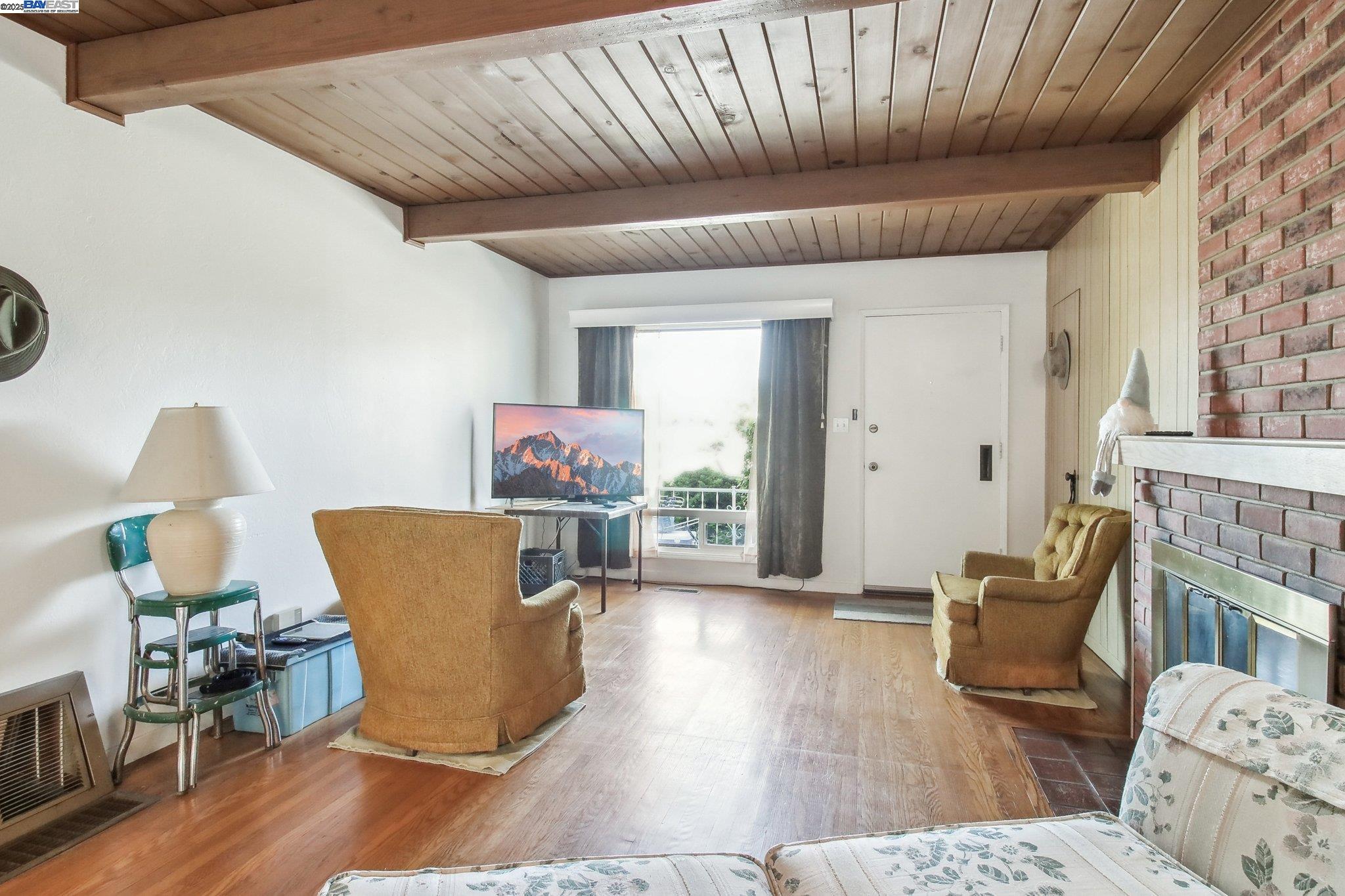 Detail Gallery Image 4 of 22 For 19136 Mayberry Dr, Castro Valley,  CA 94546 - 2 Beds | 1 Baths