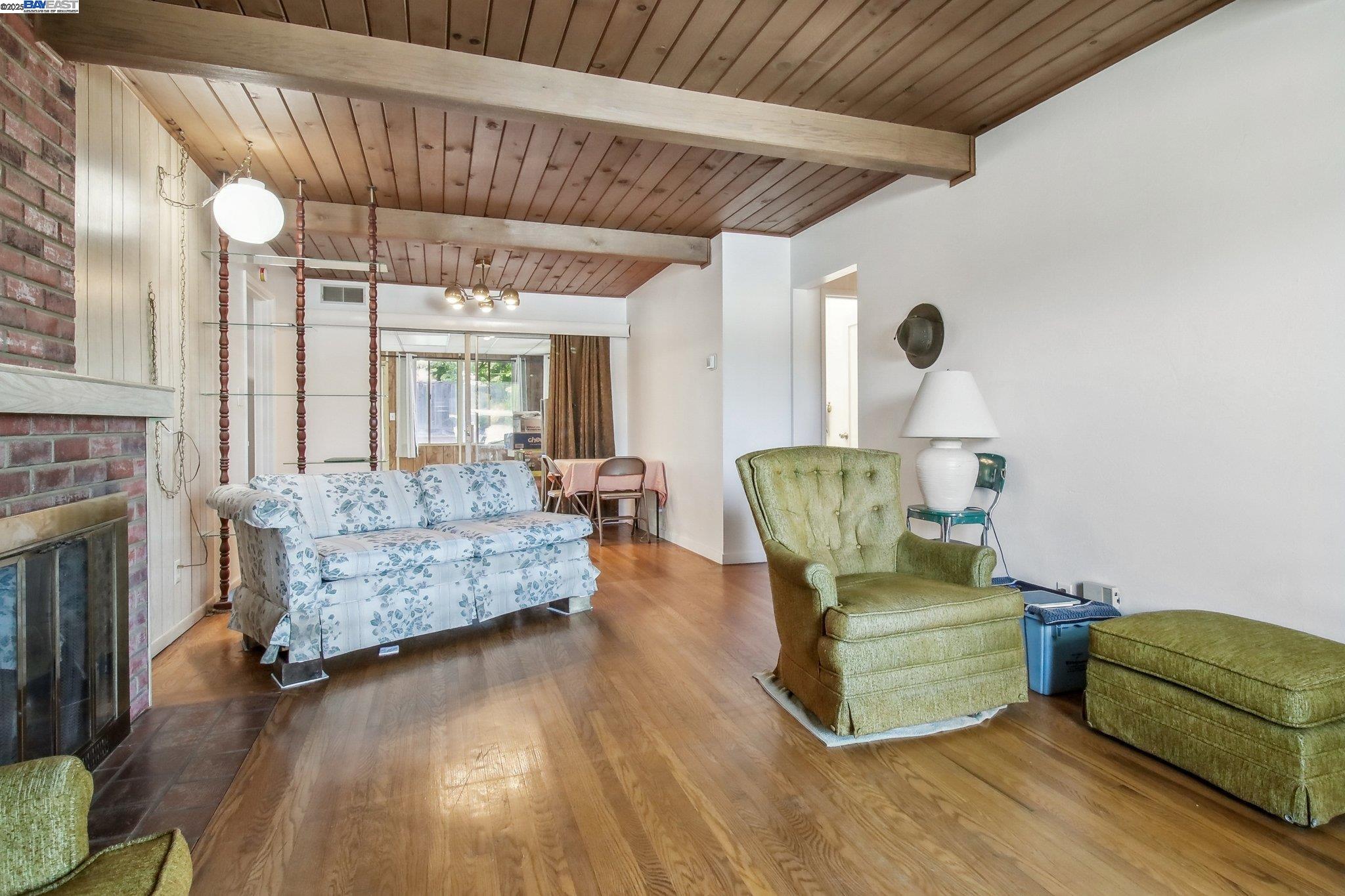 Detail Gallery Image 5 of 22 For 19136 Mayberry Dr, Castro Valley,  CA 94546 - 2 Beds | 1 Baths