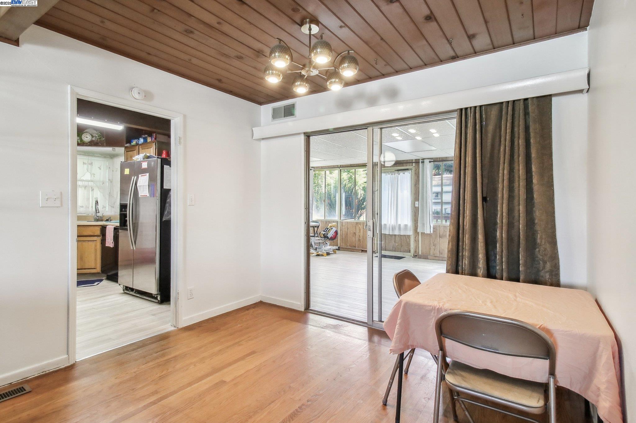 Detail Gallery Image 6 of 22 For 19136 Mayberry Dr, Castro Valley,  CA 94546 - 2 Beds | 1 Baths
