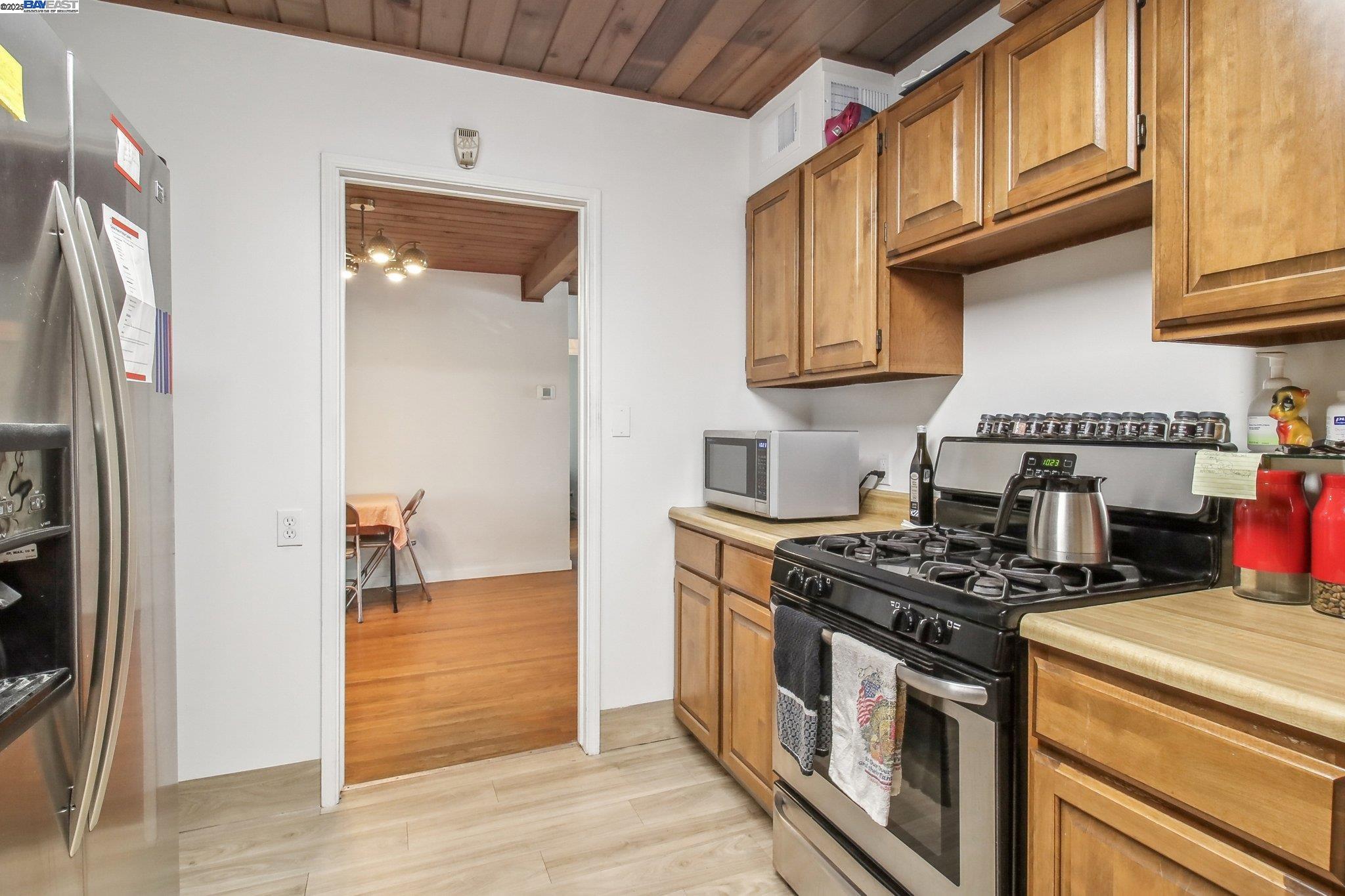 Detail Gallery Image 7 of 22 For 19136 Mayberry Dr, Castro Valley,  CA 94546 - 2 Beds | 1 Baths
