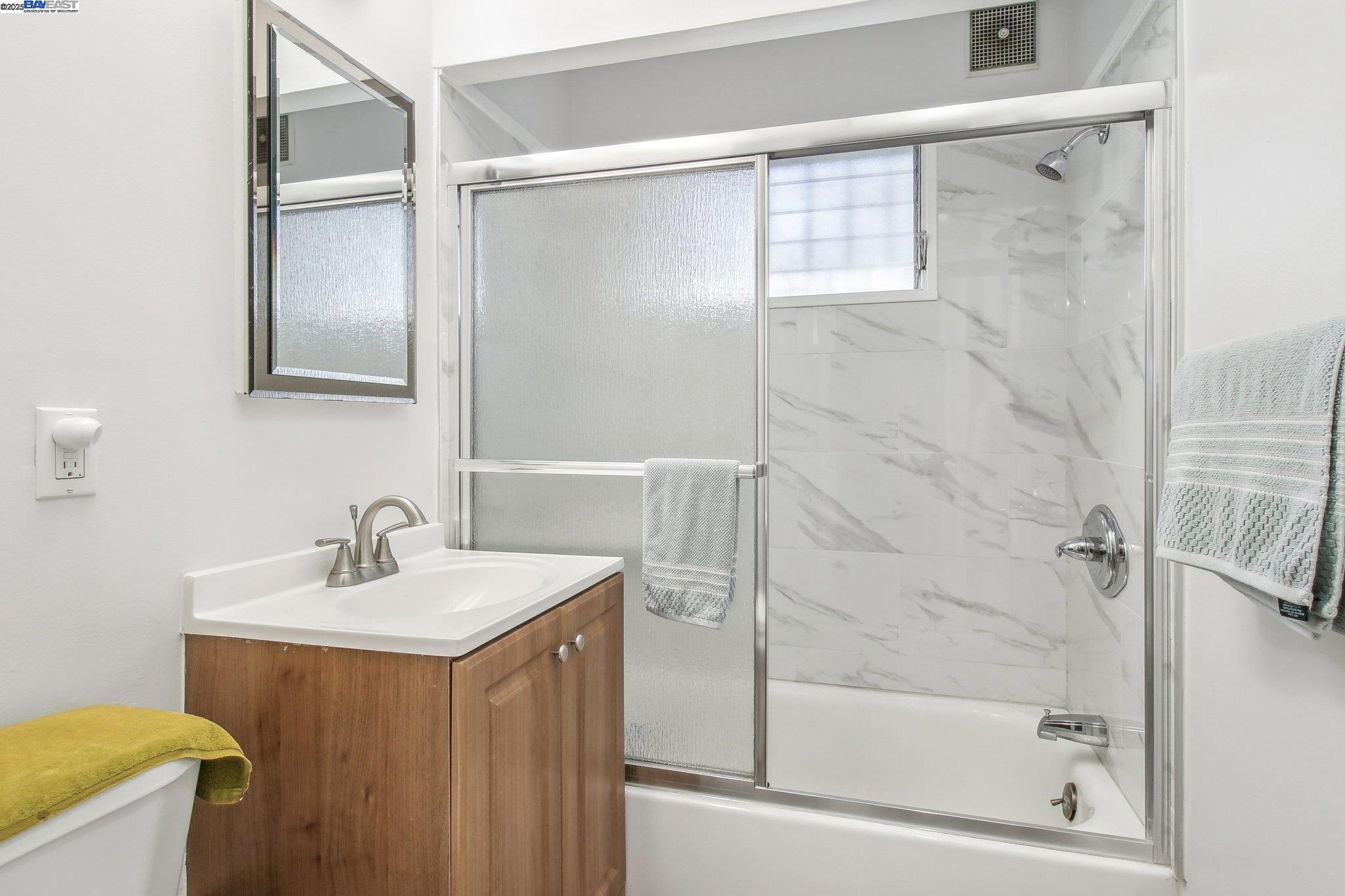 Detail Gallery Image 10 of 22 For 19136 Mayberry Dr, Castro Valley,  CA 94546 - 2 Beds | 1 Baths