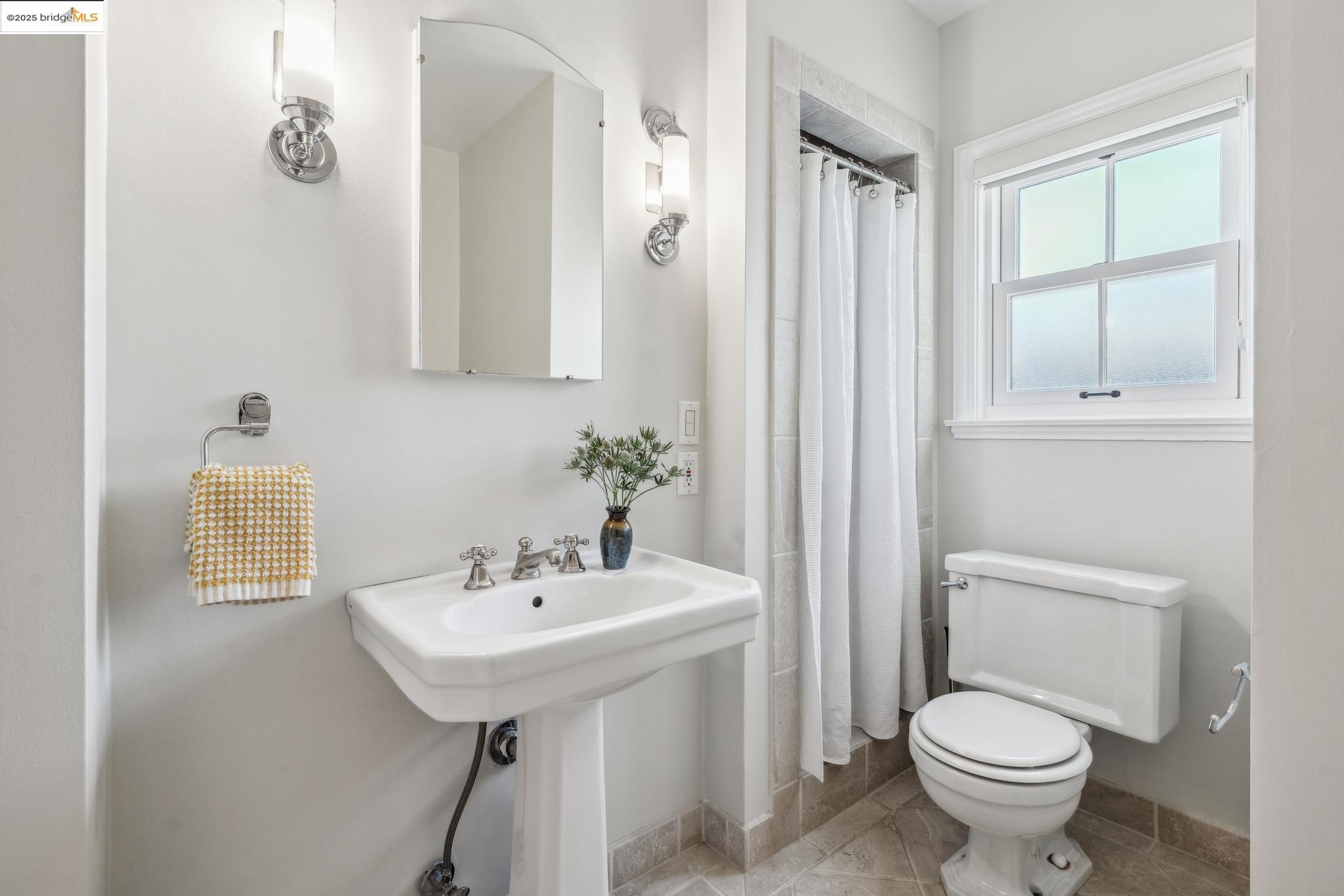 Detail Gallery Image 35 of 58 For 267 Columbia Ave, Kensington,  CA 94708 - 2 Beds | 2/2 Baths