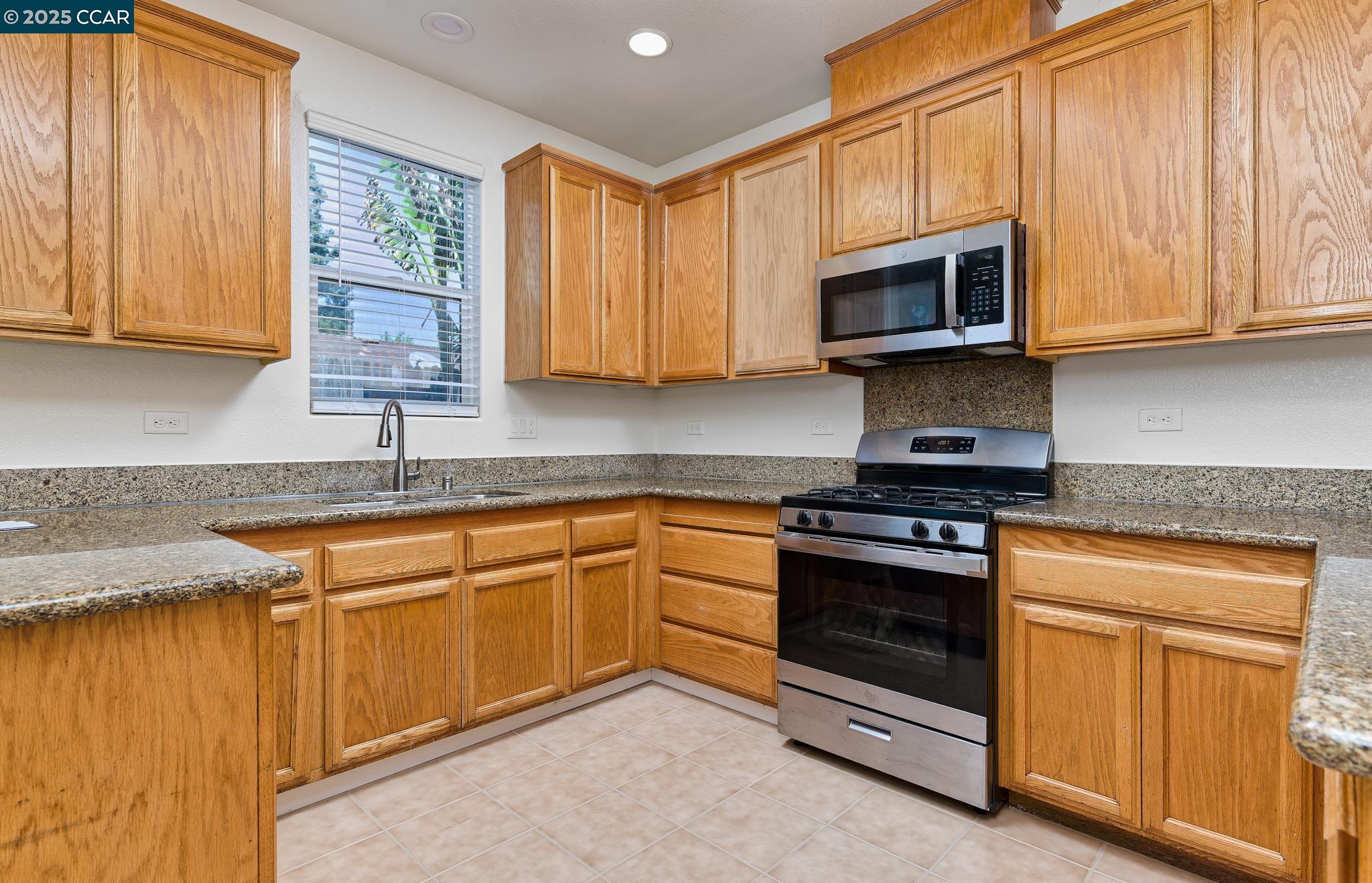 Detail Gallery Image 3 of 22 For 110 Summer Stroll Cir, Sacramento,  CA 95823 - 3 Beds | 2/1 Baths