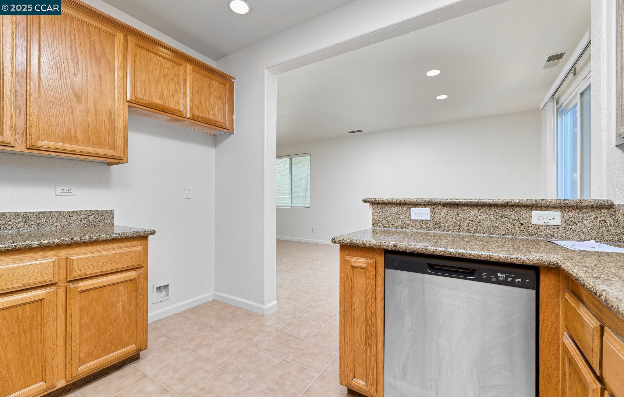 Detail Gallery Image 4 of 22 For 110 Summer Stroll Cir, Sacramento,  CA 95823 - 3 Beds | 2/1 Baths