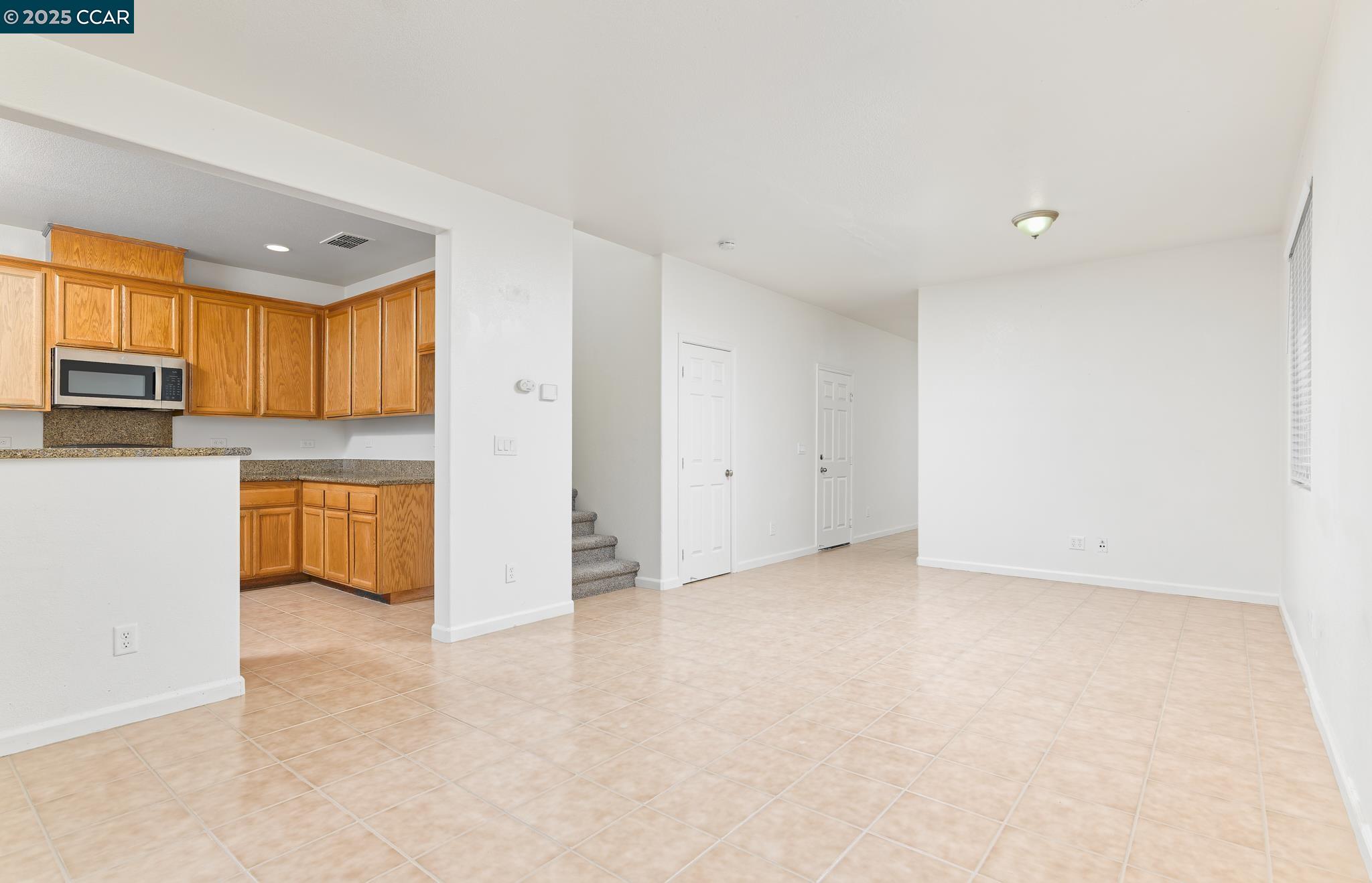 Detail Gallery Image 5 of 22 For 110 Summer Stroll Cir, Sacramento,  CA 95823 - 3 Beds | 2/1 Baths