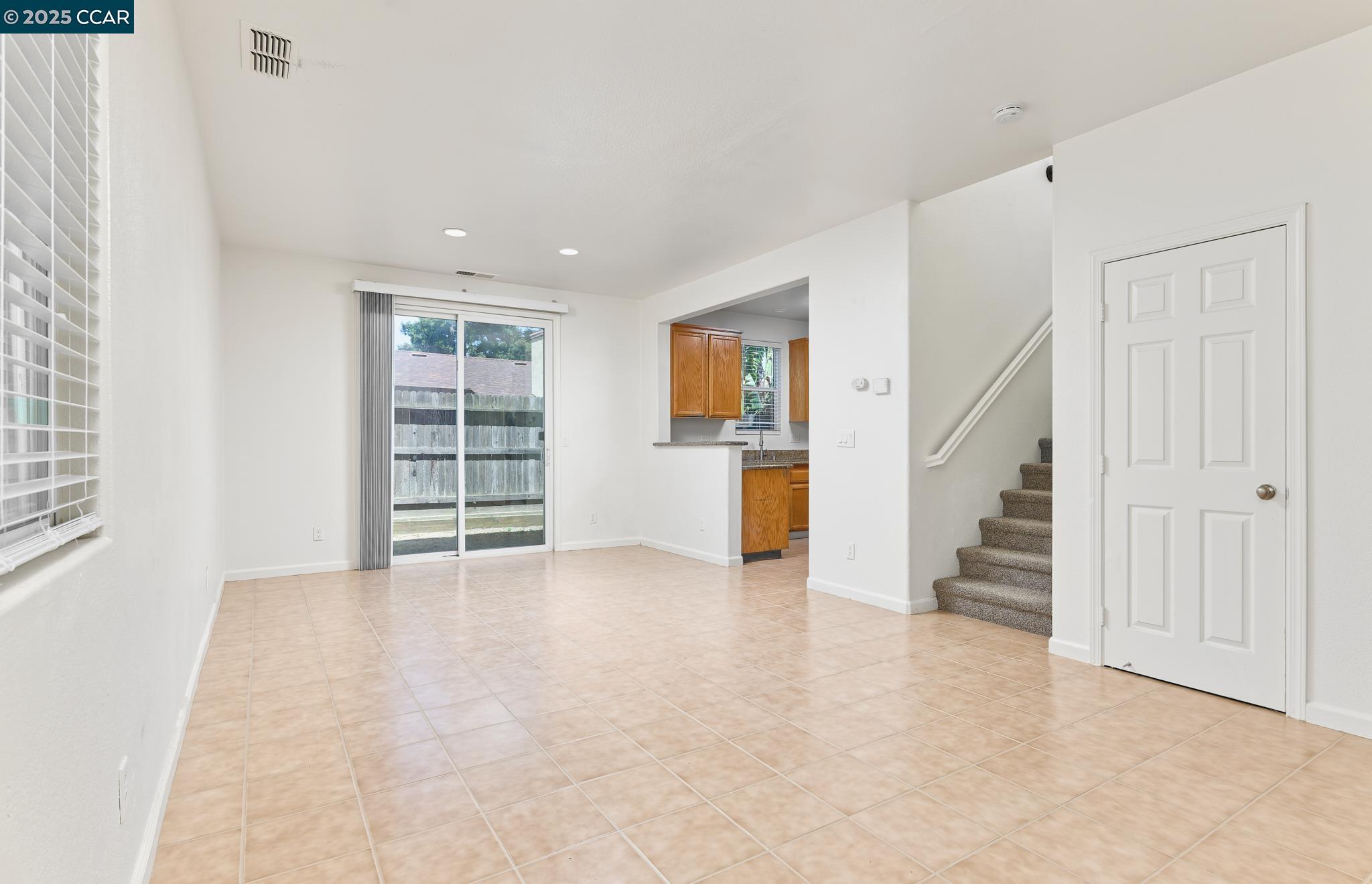 Detail Gallery Image 6 of 22 For 110 Summer Stroll Cir, Sacramento,  CA 95823 - 3 Beds | 2/1 Baths