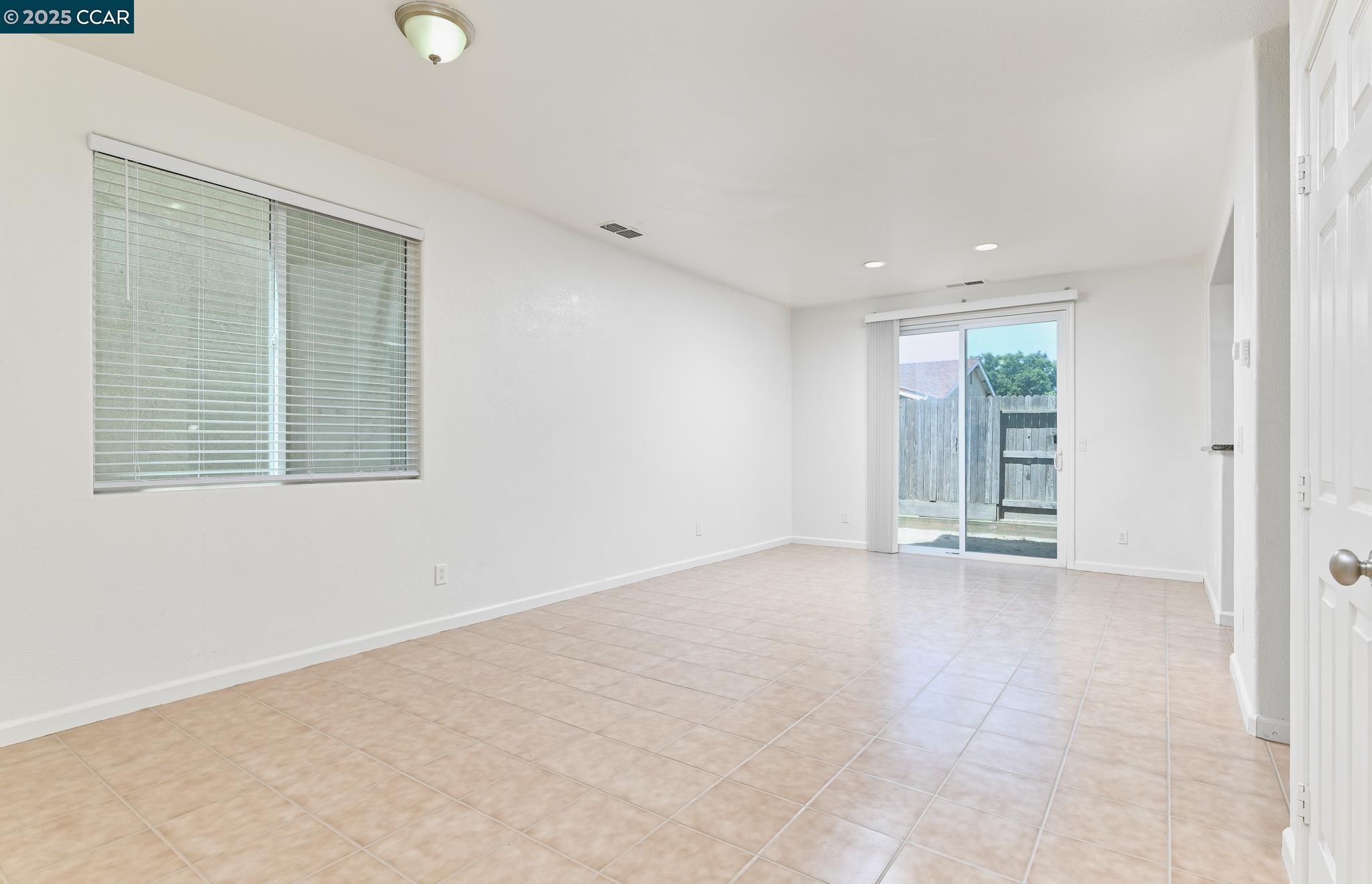Detail Gallery Image 7 of 22 For 110 Summer Stroll Cir, Sacramento,  CA 95823 - 3 Beds | 2/1 Baths