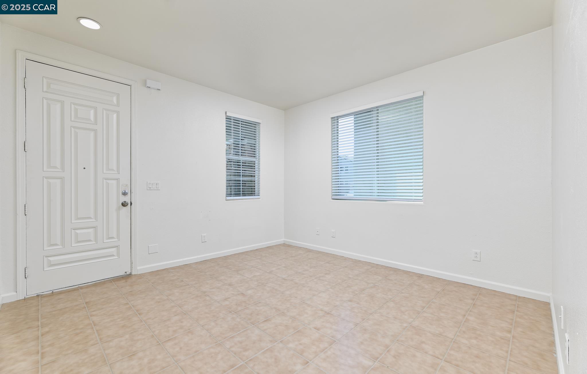 Detail Gallery Image 8 of 22 For 110 Summer Stroll Cir, Sacramento,  CA 95823 - 3 Beds | 2/1 Baths