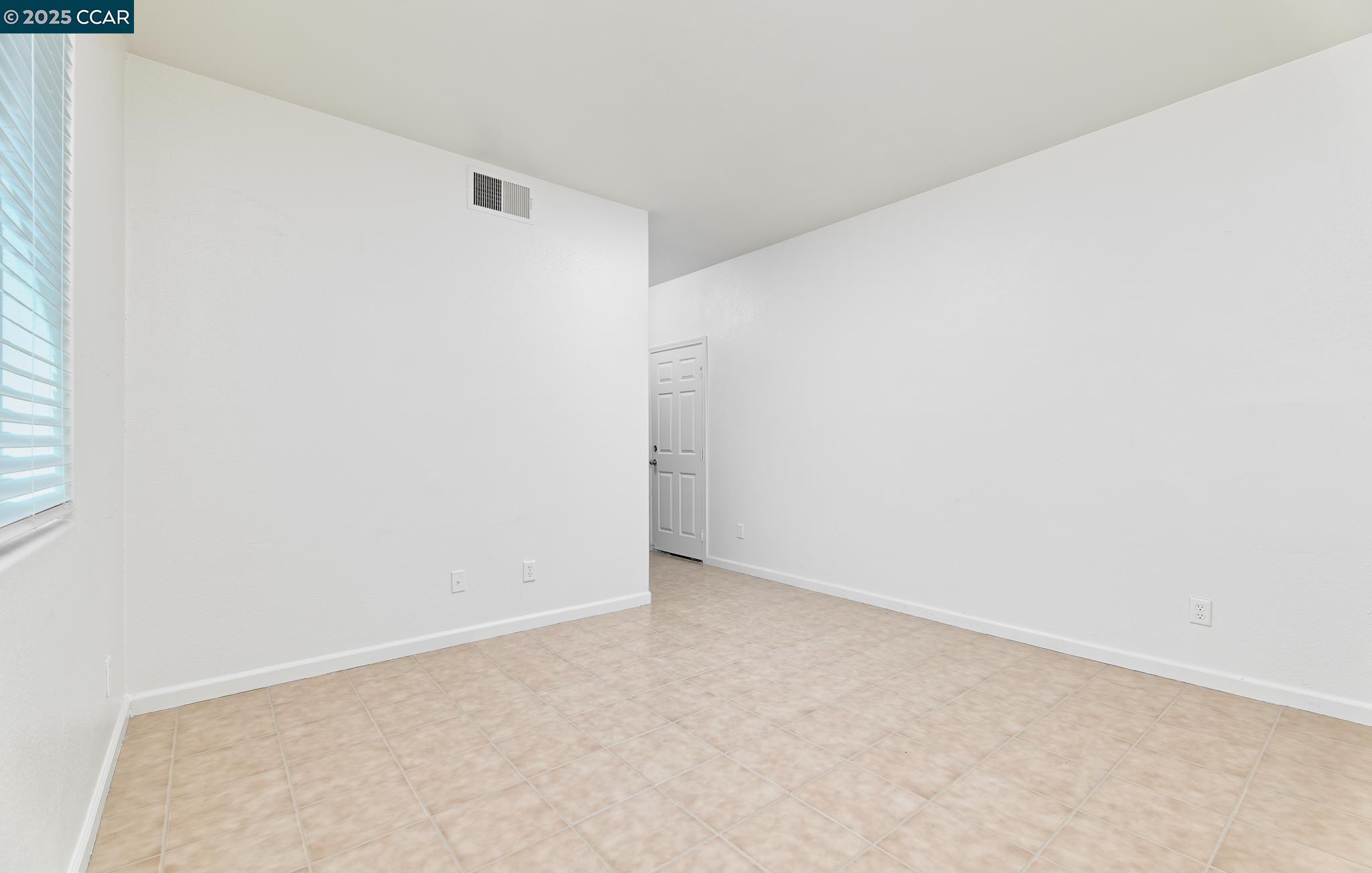 Detail Gallery Image 9 of 22 For 110 Summer Stroll Cir, Sacramento,  CA 95823 - 3 Beds | 2/1 Baths