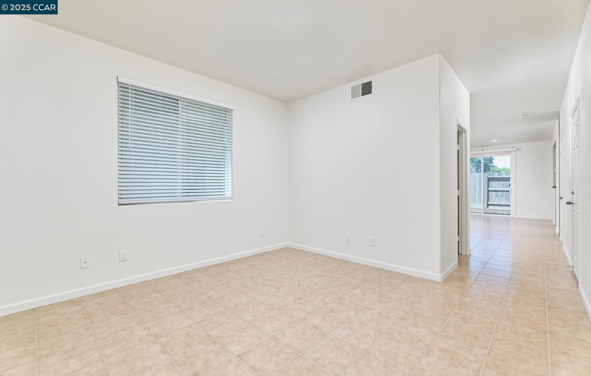 Detail Gallery Image 10 of 22 For 110 Summer Stroll Cir, Sacramento,  CA 95823 - 3 Beds | 2/1 Baths