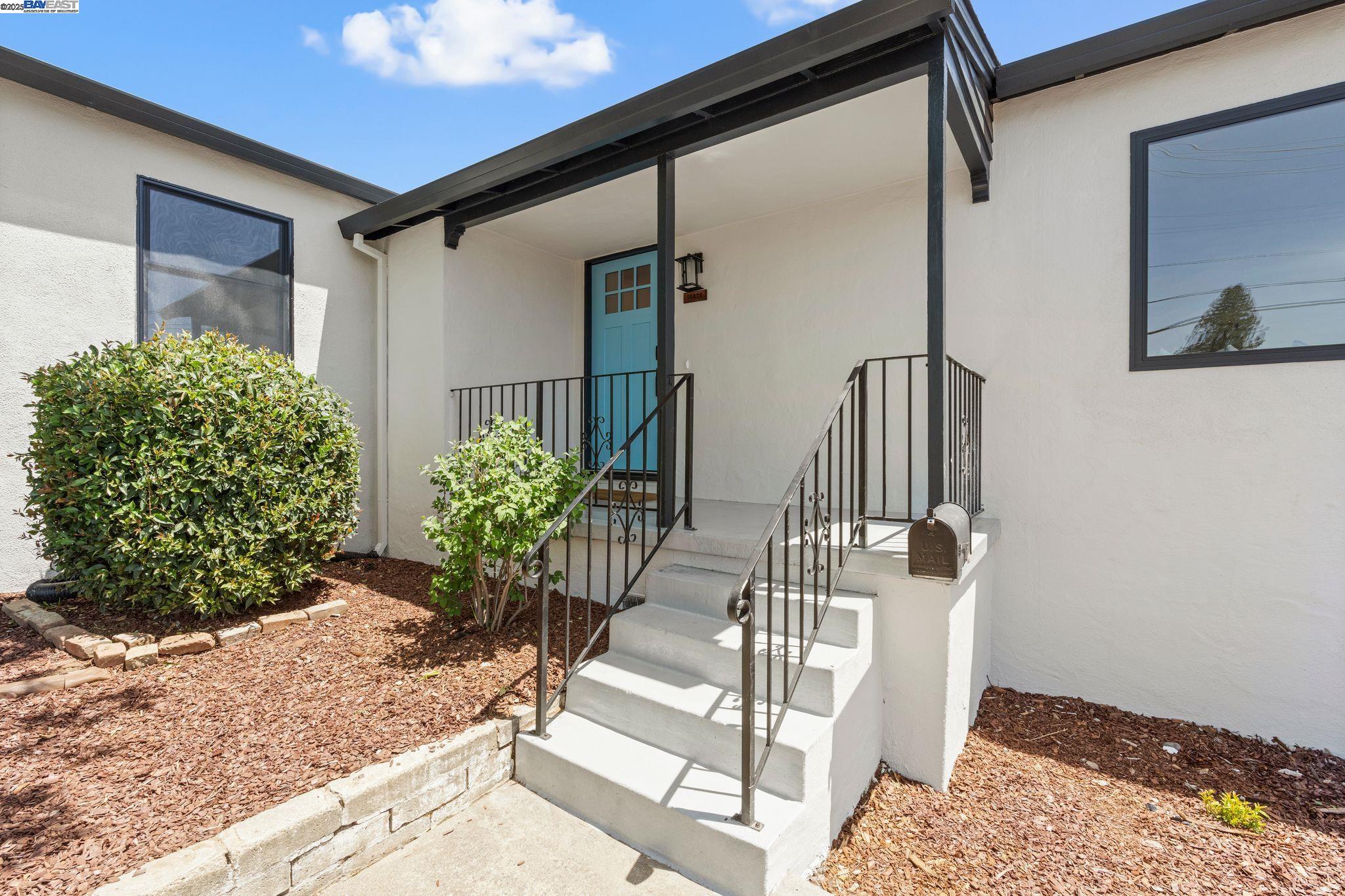 Detail Gallery Image 1 of 33 For 18878 Brickell Way, Castro Valley,  CA 94546 - 4 Beds | 3 Baths