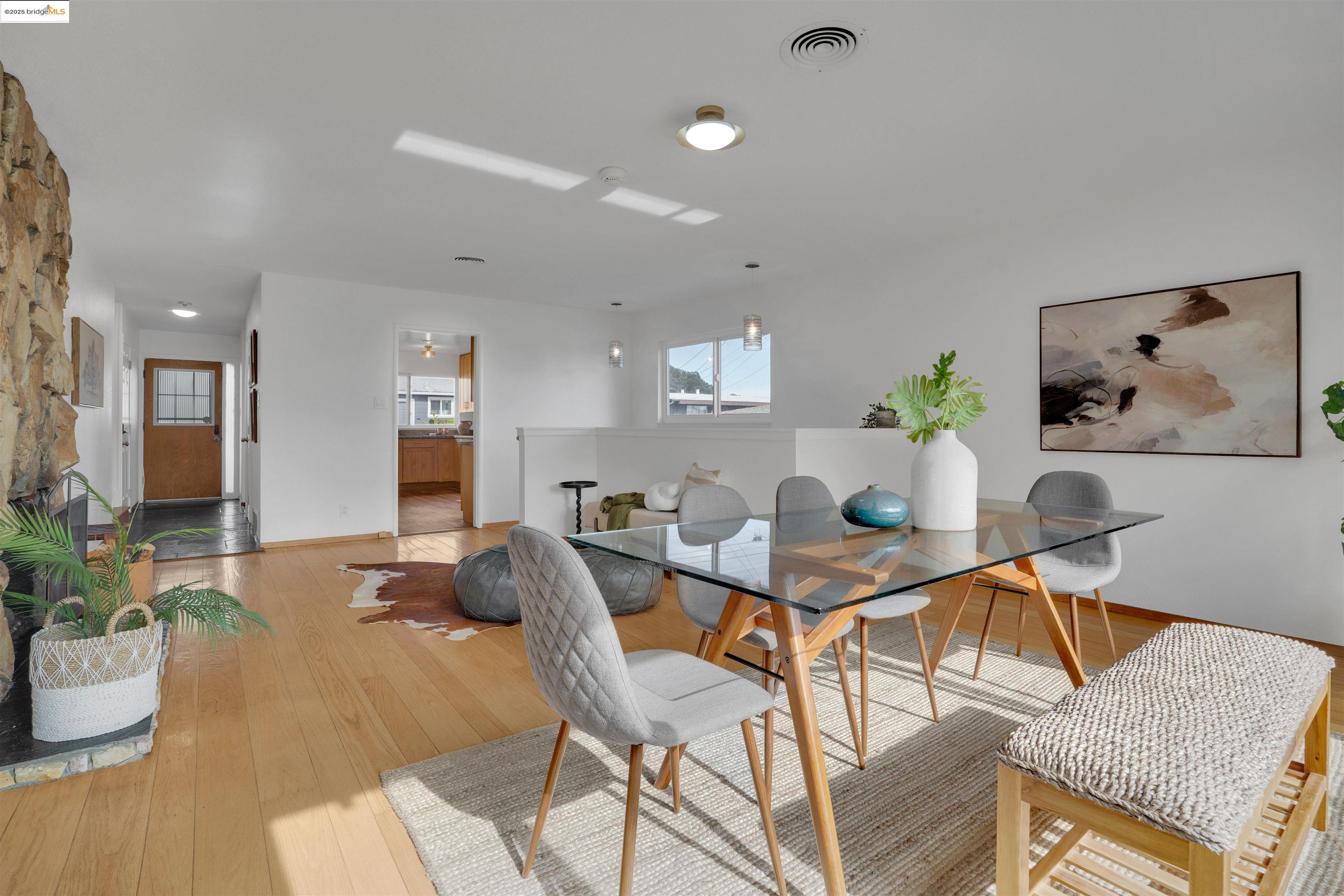 Detail Gallery Image 11 of 34 For 2023 Mira Vista Dr, El Cerrito,  CA 94530 - 4 Beds | 2/1 Baths