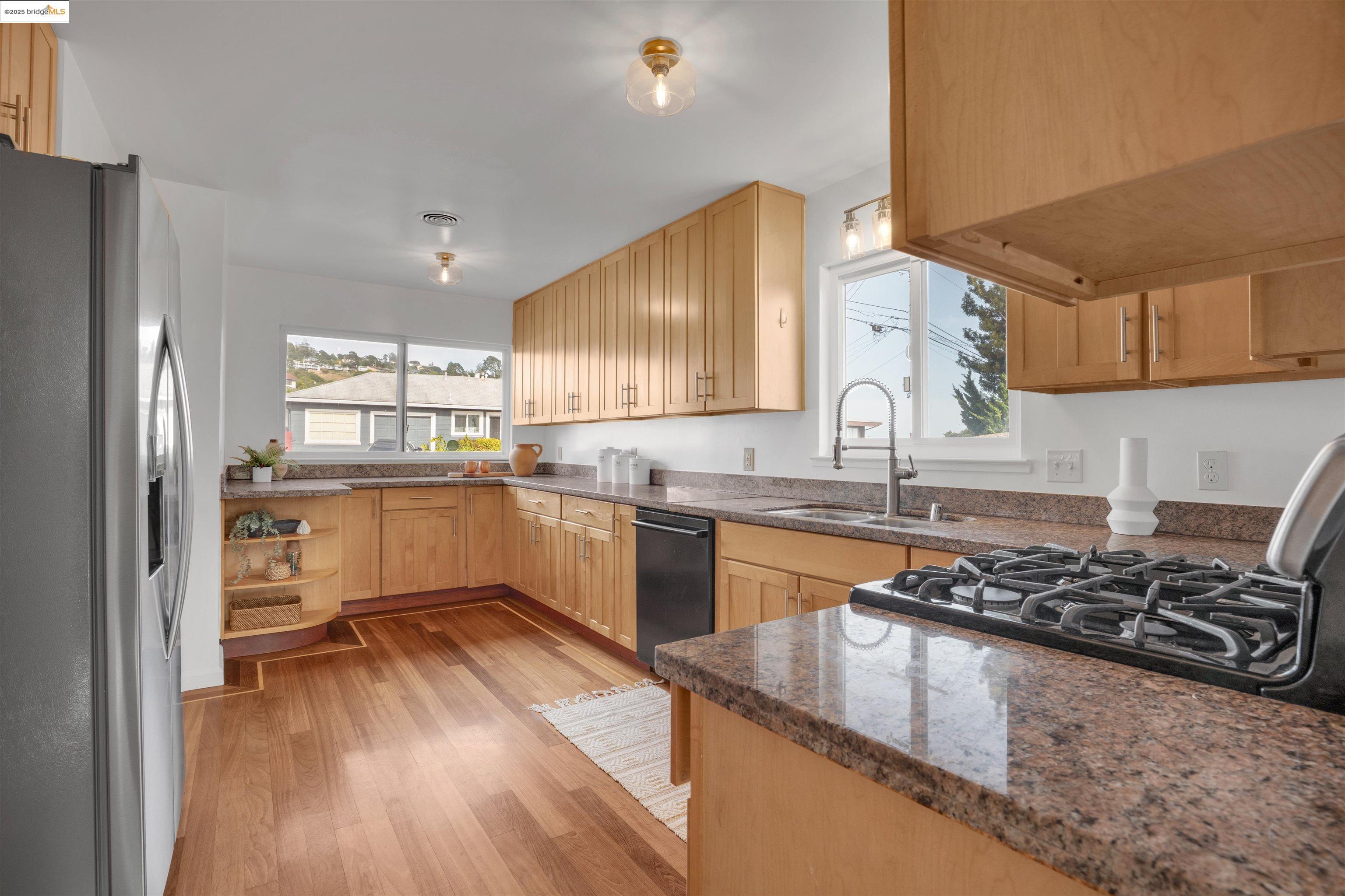 Detail Gallery Image 12 of 34 For 2023 Mira Vista Dr, El Cerrito,  CA 94530 - 4 Beds | 2/1 Baths