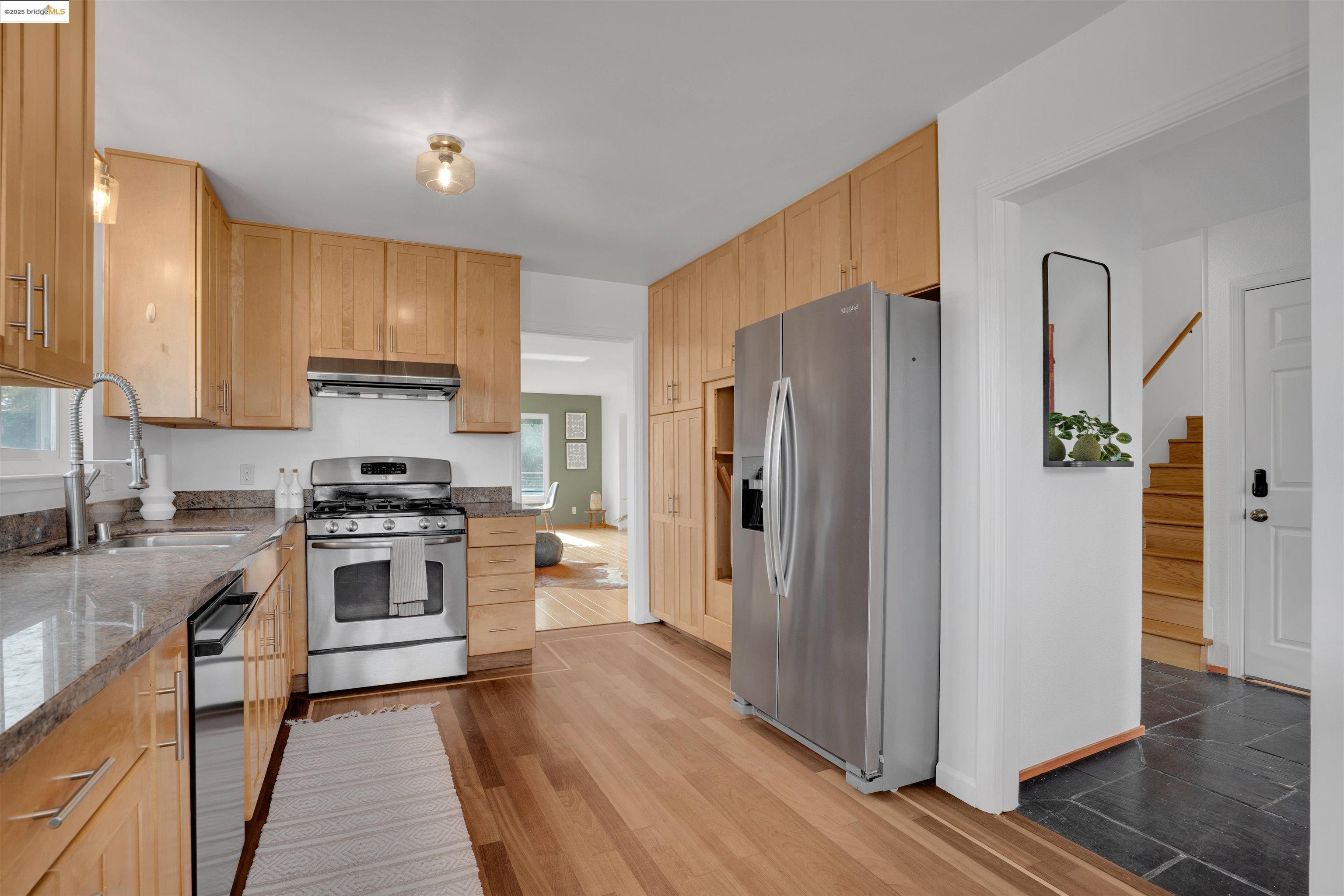 Detail Gallery Image 13 of 34 For 2023 Mira Vista Dr, El Cerrito,  CA 94530 - 4 Beds | 2/1 Baths