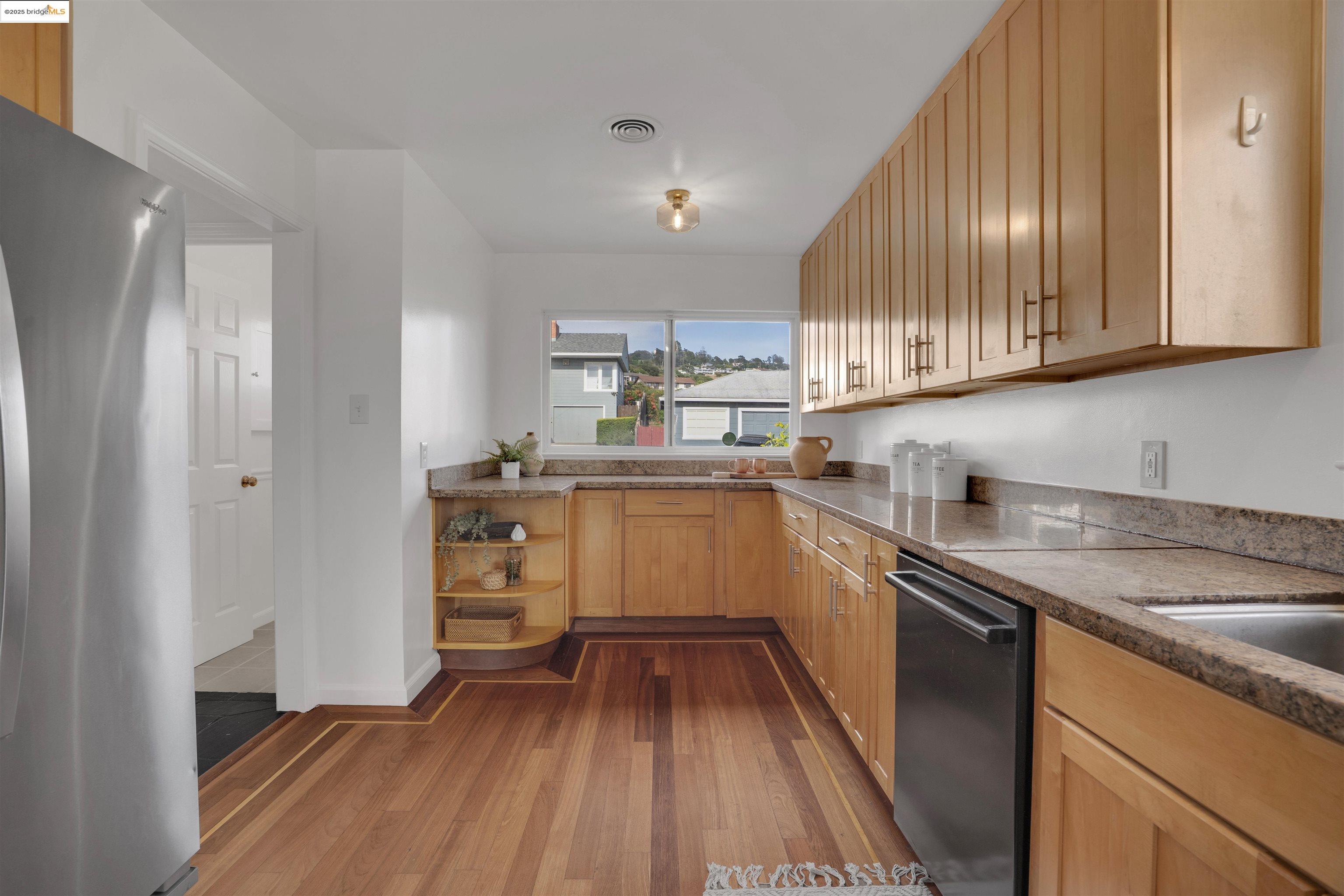 Detail Gallery Image 14 of 34 For 2023 Mira Vista Dr, El Cerrito,  CA 94530 - 4 Beds | 2/1 Baths