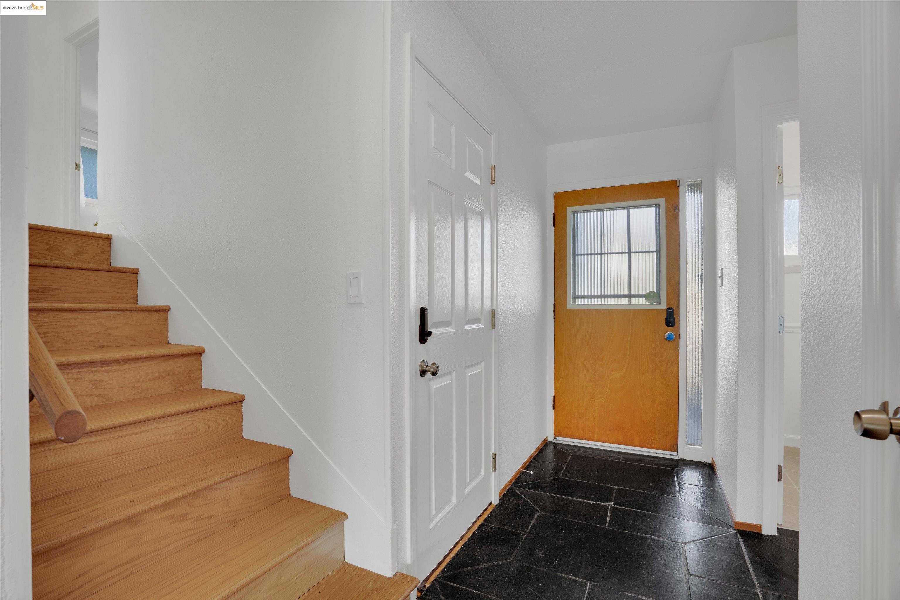 Detail Gallery Image 15 of 34 For 2023 Mira Vista Dr, El Cerrito,  CA 94530 - 4 Beds | 2/1 Baths