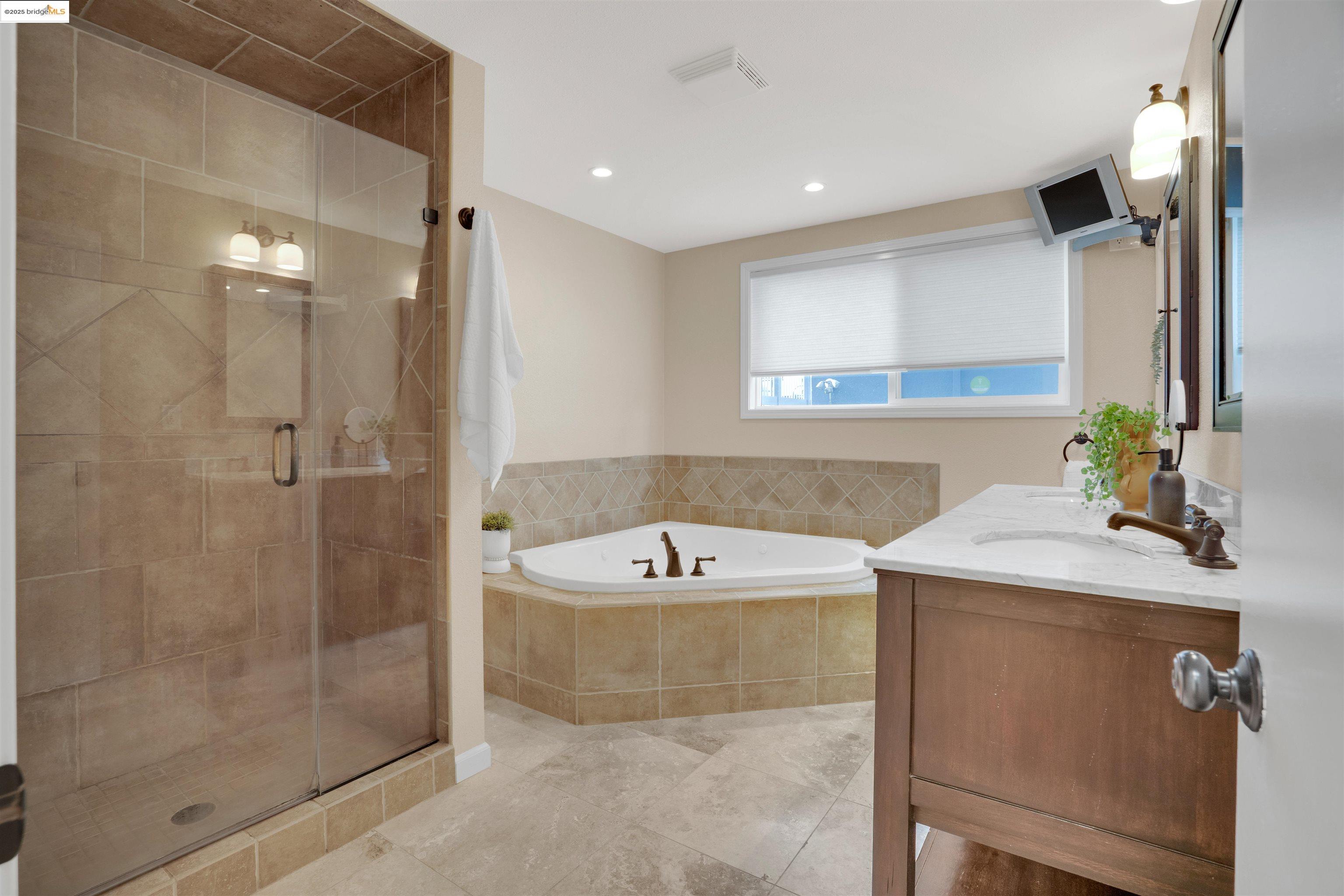 Detail Gallery Image 21 of 34 For 2023 Mira Vista Dr, El Cerrito,  CA 94530 - 4 Beds | 2/1 Baths