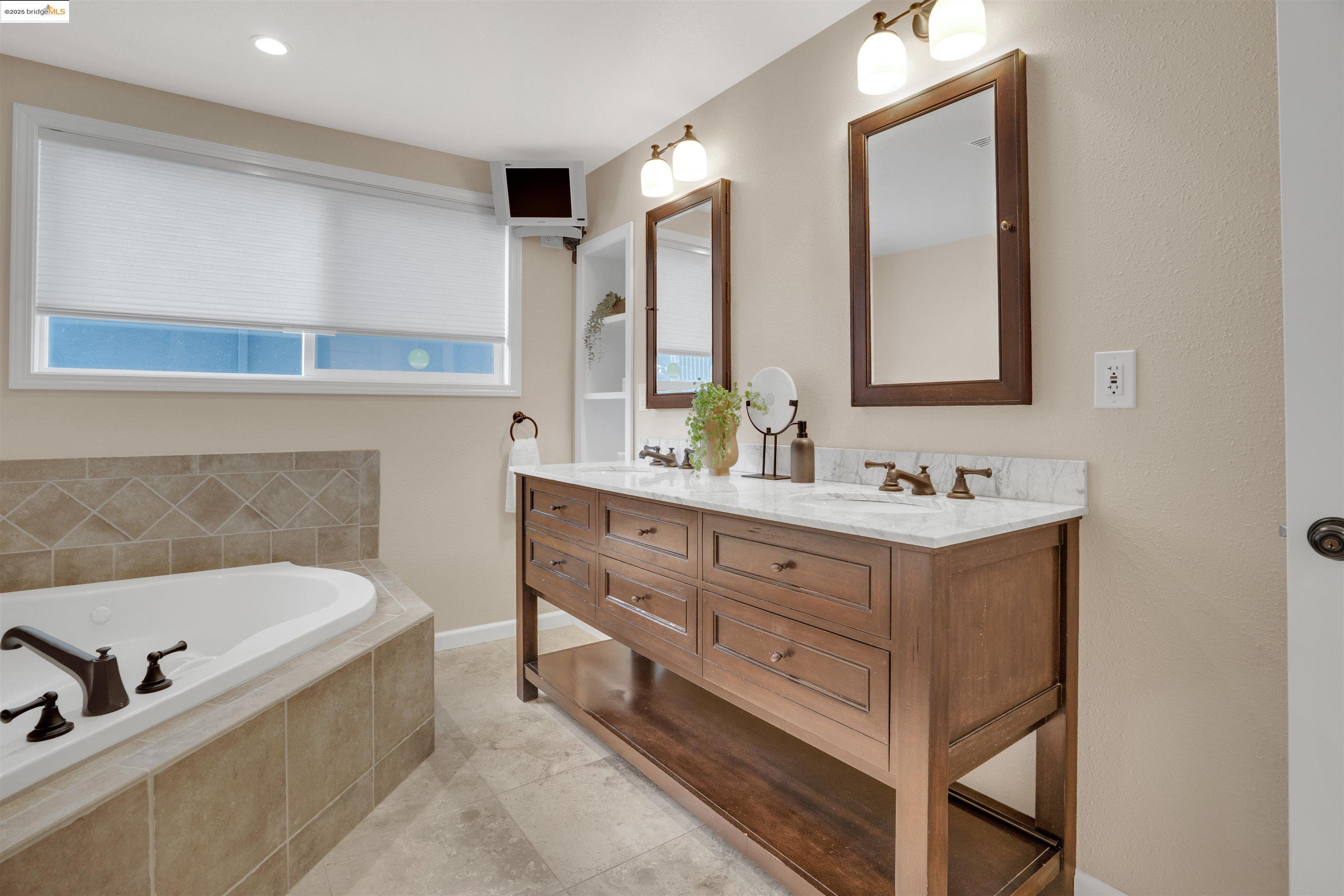 Detail Gallery Image 22 of 34 For 2023 Mira Vista Dr, El Cerrito,  CA 94530 - 4 Beds | 2/1 Baths