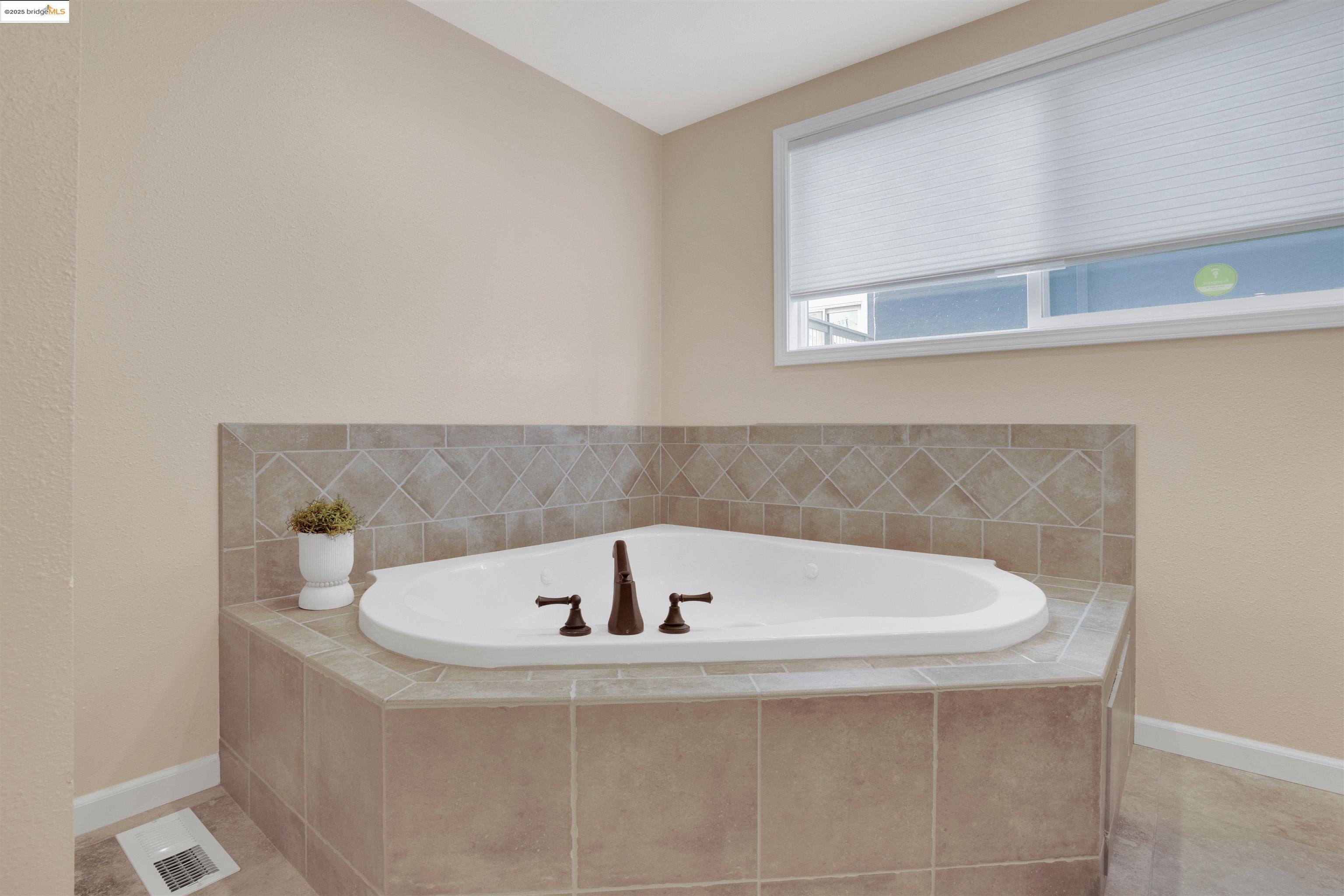 Detail Gallery Image 23 of 34 For 2023 Mira Vista Dr, El Cerrito,  CA 94530 - 4 Beds | 2/1 Baths