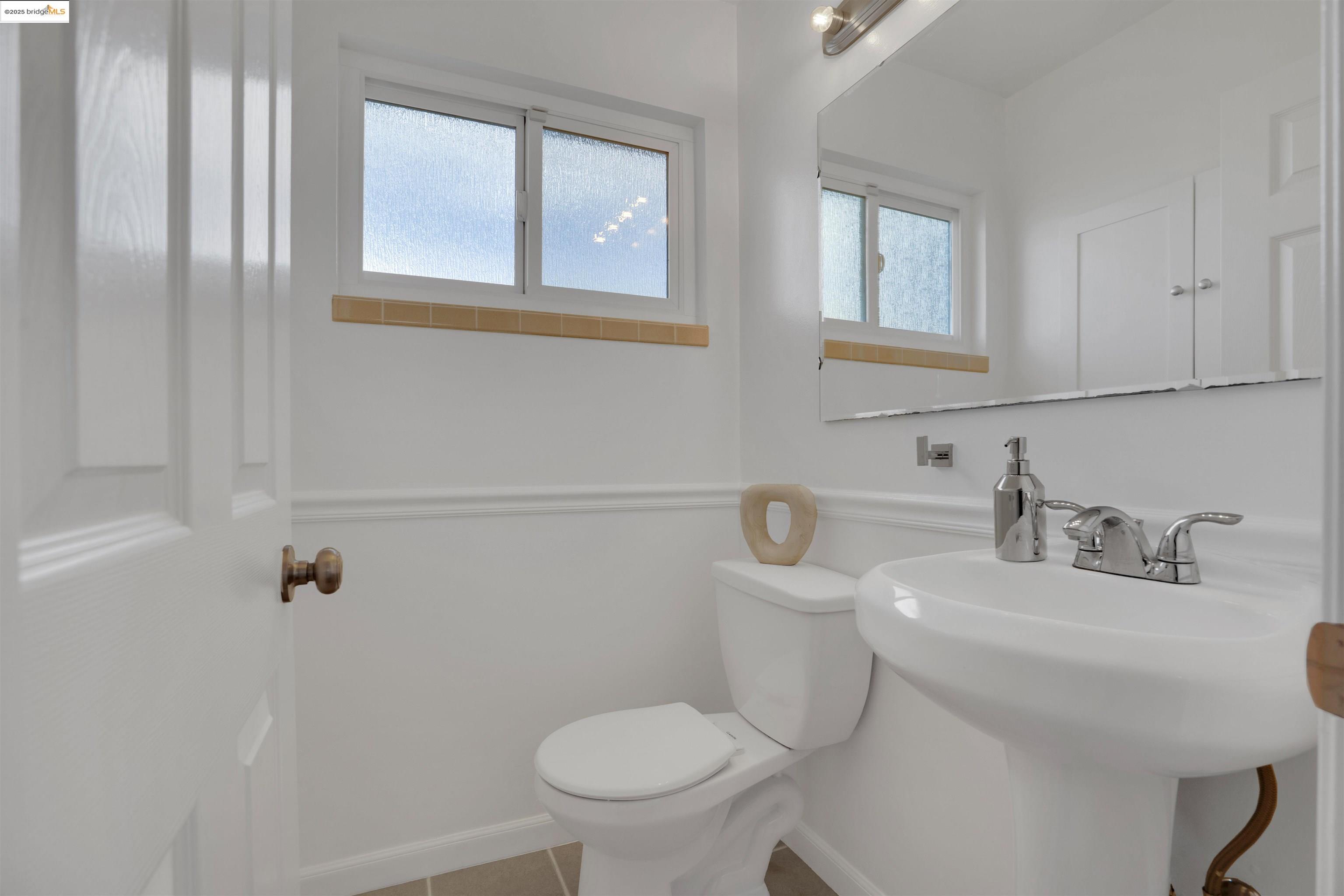 Detail Gallery Image 28 of 34 For 2023 Mira Vista Dr, El Cerrito,  CA 94530 - 4 Beds | 2/1 Baths