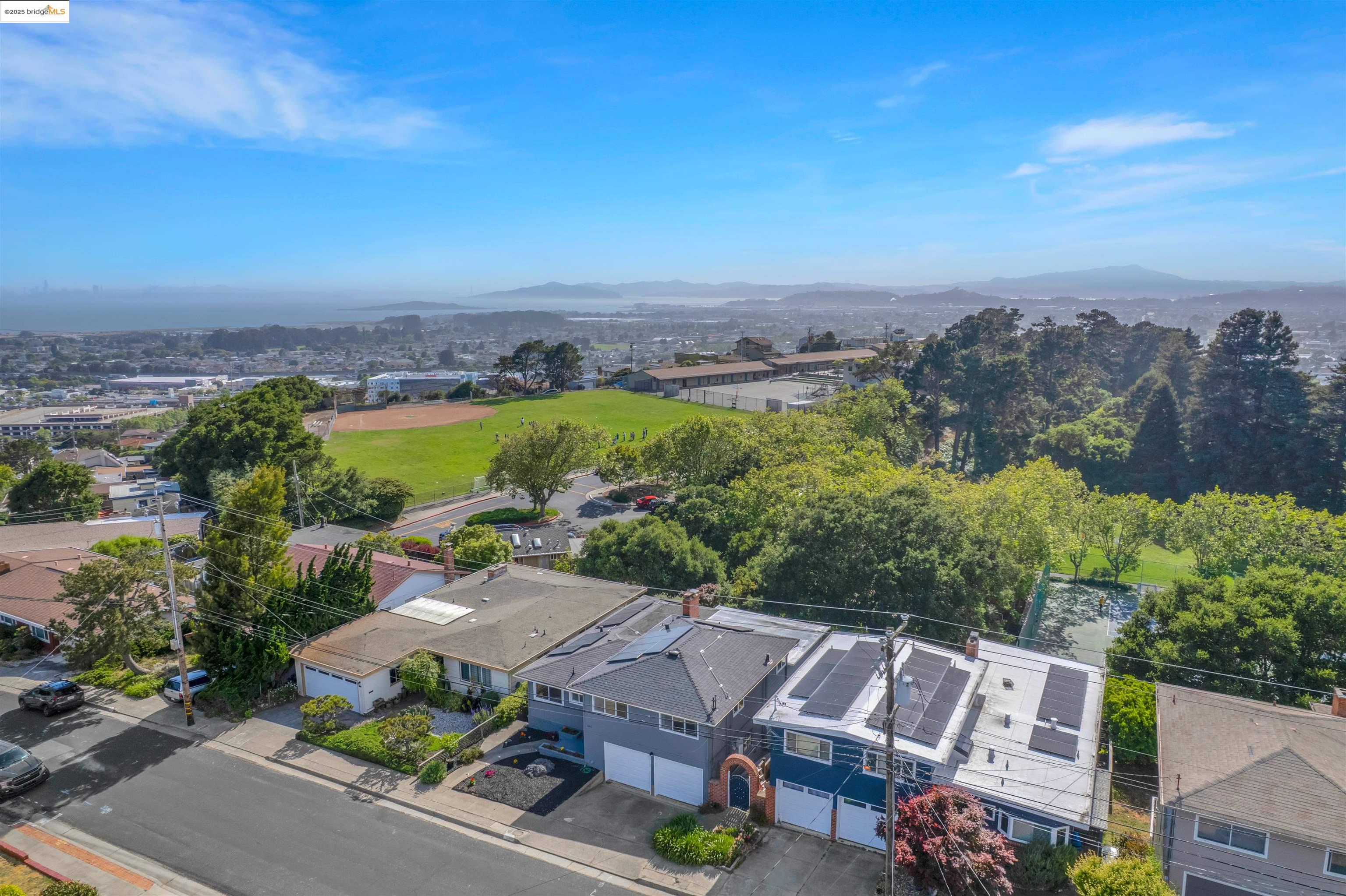 Detail Gallery Image 32 of 34 For 2023 Mira Vista Dr, El Cerrito,  CA 94530 - 4 Beds | 2/1 Baths