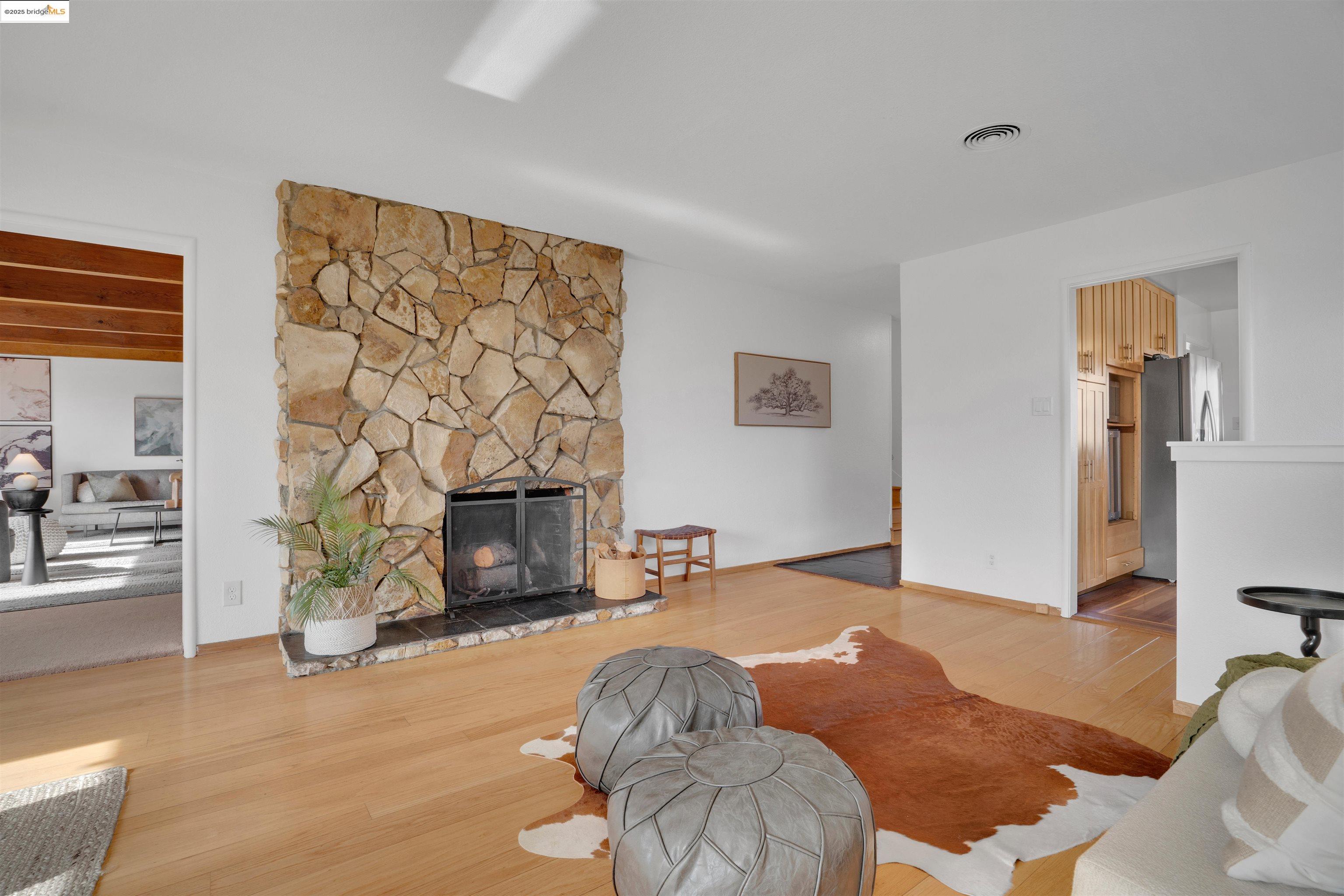 Detail Gallery Image 7 of 34 For 2023 Mira Vista Dr, El Cerrito,  CA 94530 - 4 Beds | 2/1 Baths