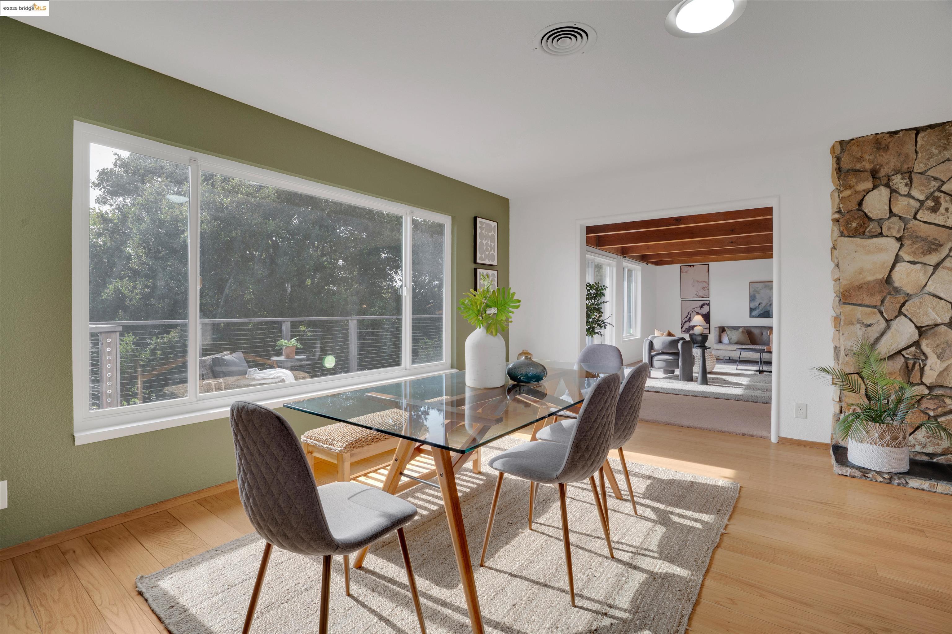 Detail Gallery Image 10 of 34 For 2023 Mira Vista Dr, El Cerrito,  CA 94530 - 4 Beds | 2/1 Baths