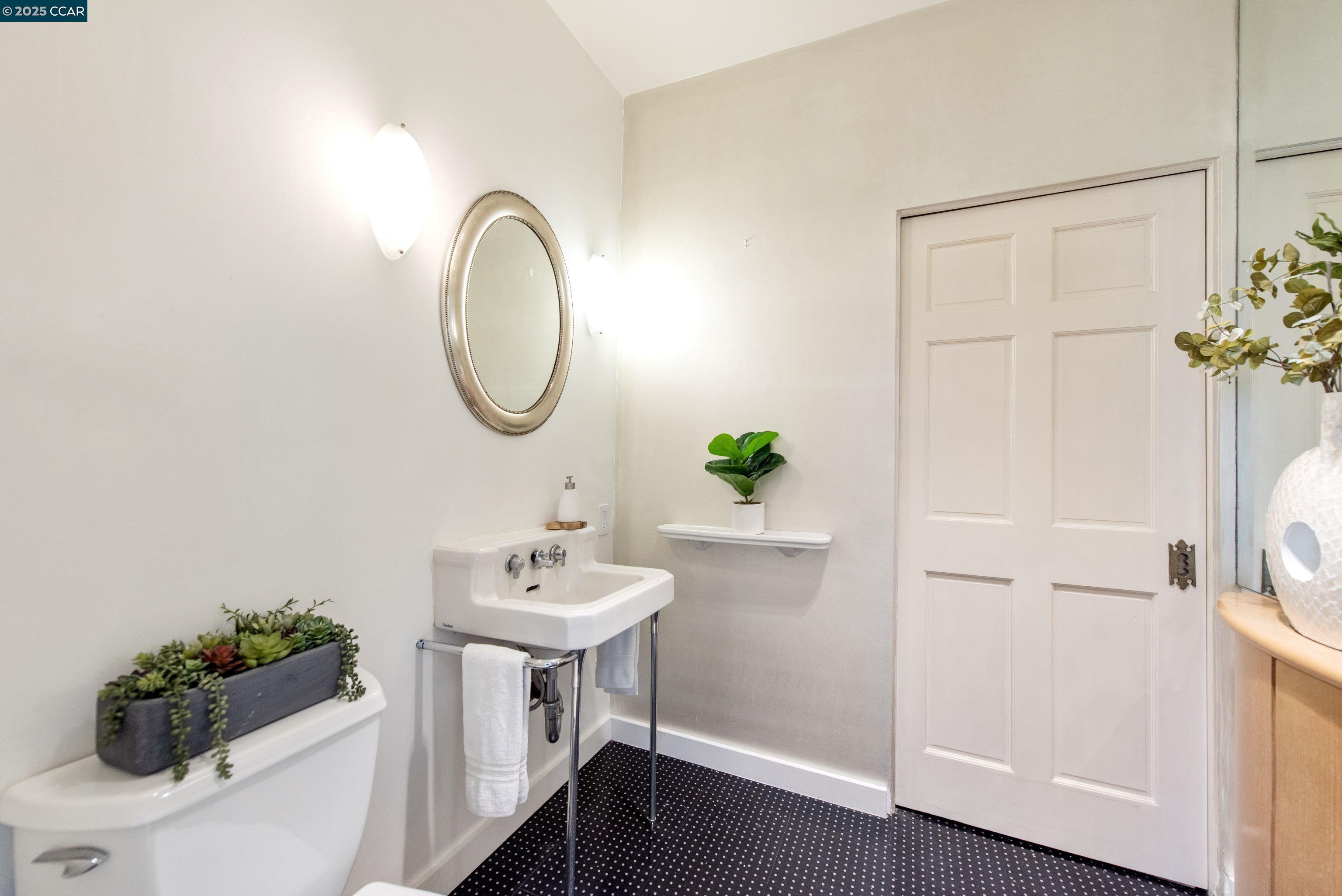 Detail Gallery Image 26 of 42 For 2228 Walnut Ave, –,  CA 90291 - 3 Beds | 3 Baths