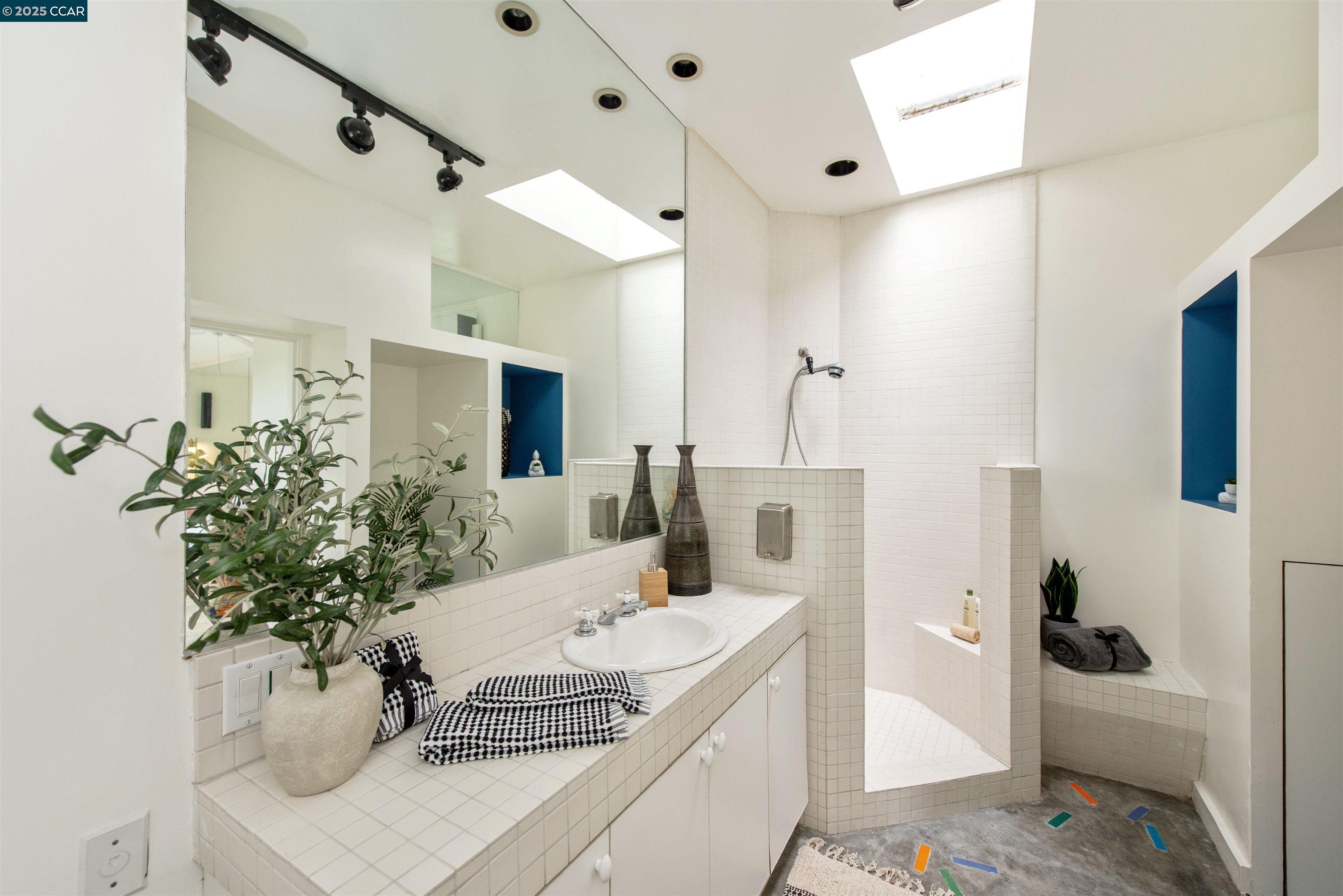 Detail Gallery Image 35 of 42 For 2228 Walnut Ave, –,  CA 90291 - 3 Beds | 3 Baths