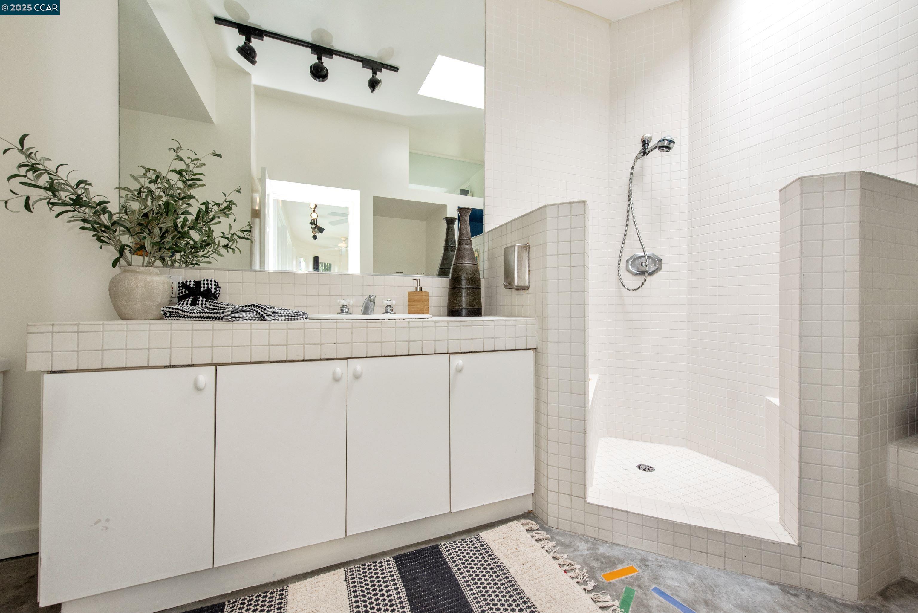 Detail Gallery Image 36 of 42 For 2228 Walnut Ave, –,  CA 90291 - 3 Beds | 3 Baths