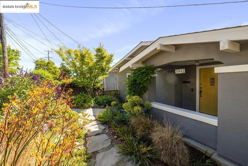 Detail Gallery Image 13 of 59 For 3941 Elston Ave, Oakland,  CA 94602 - 2 Beds | 2 Baths