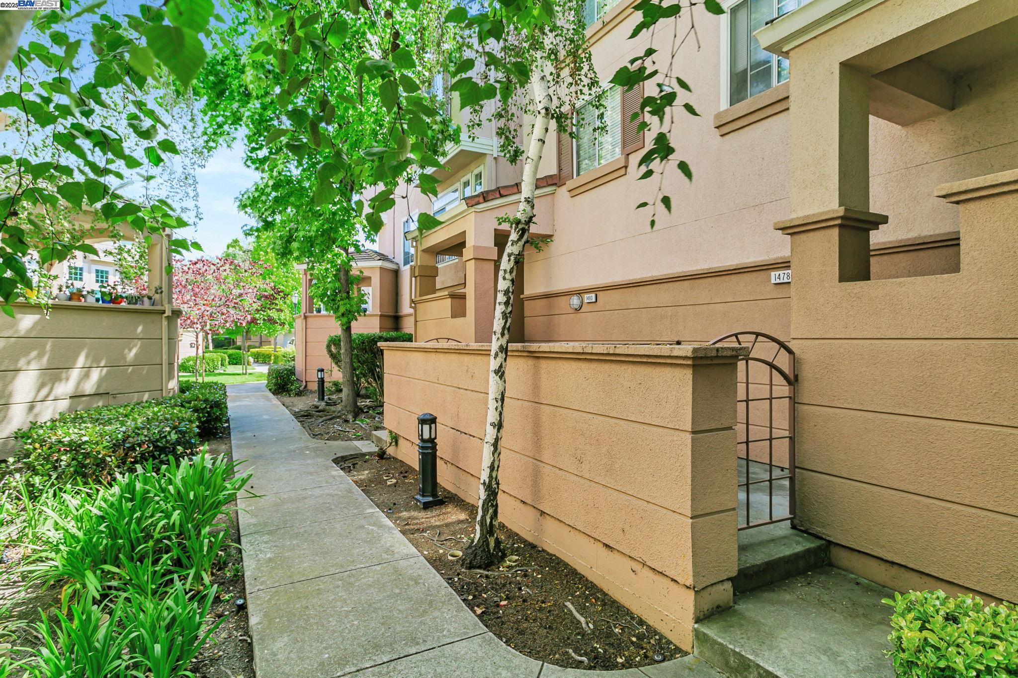 Detail Gallery Image 2 of 37 For 1478 Los Buellis Way, Milpitas,  CA 95035 - 2 Beds | 2/1 Baths