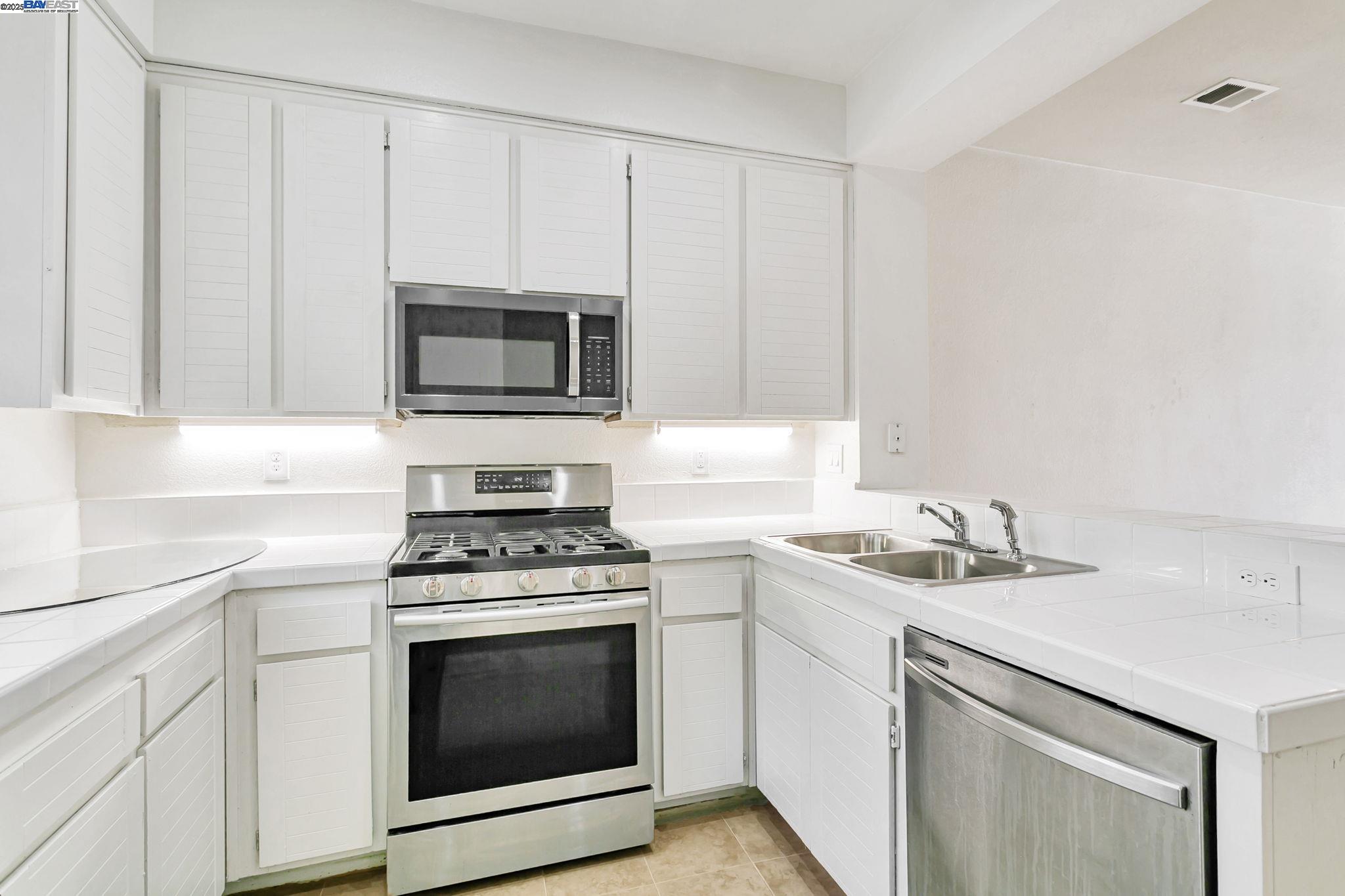 Detail Gallery Image 17 of 37 For 1478 Los Buellis Way, Milpitas,  CA 95035 - 2 Beds | 2/1 Baths