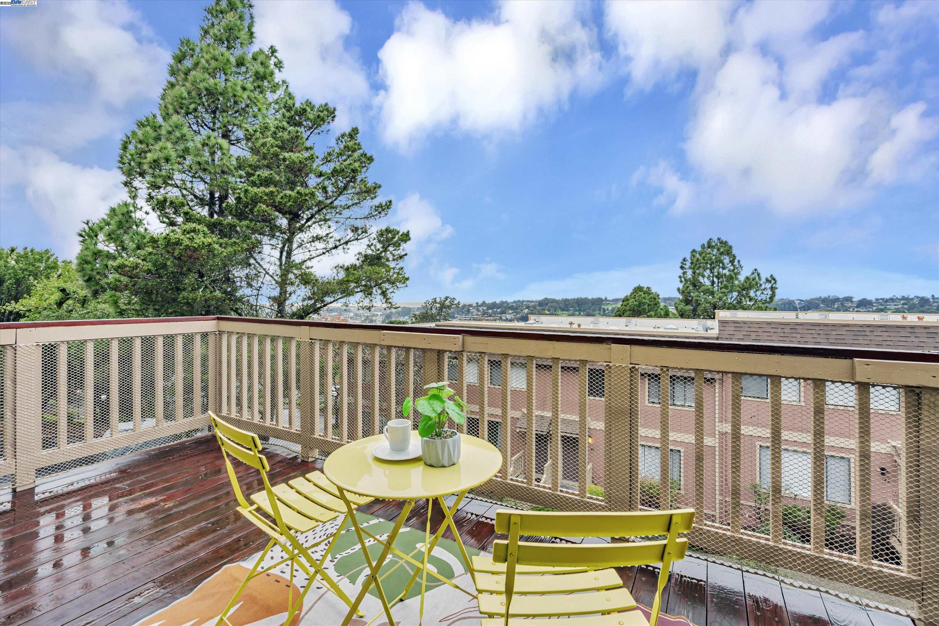 Detail Gallery Image 16 of 36 For 32 Parkview Ter, San Pablo,  CA 94806 - 3 Beds | 2/1 Baths