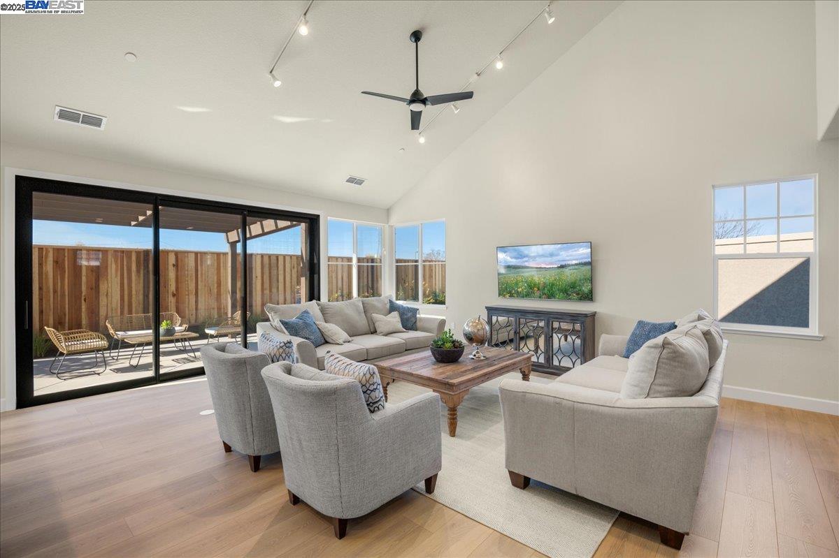 Detail Gallery Image 11 of 50 For 32606 Singh Circle, Union City,  CA 94587 - 4 Beds | 3/1 Baths