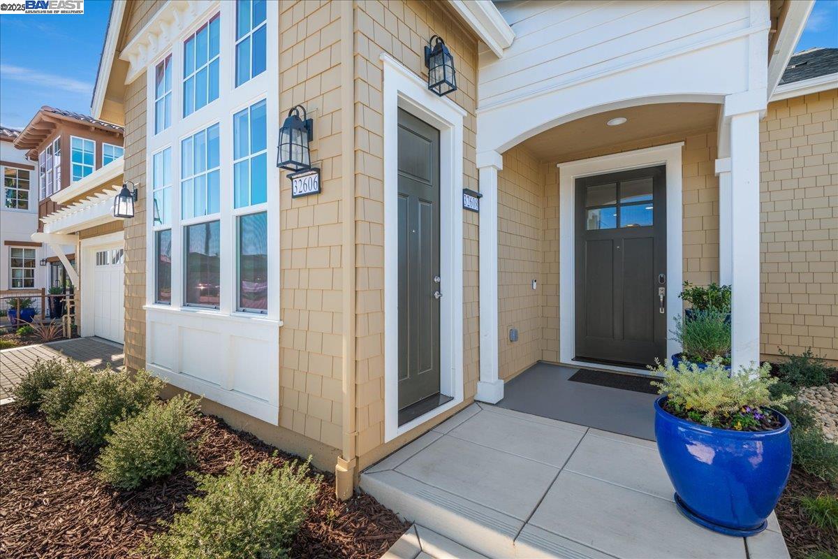 Detail Gallery Image 5 of 50 For 32606 Singh Circle, Union City,  CA 94587 - 4 Beds | 3/1 Baths