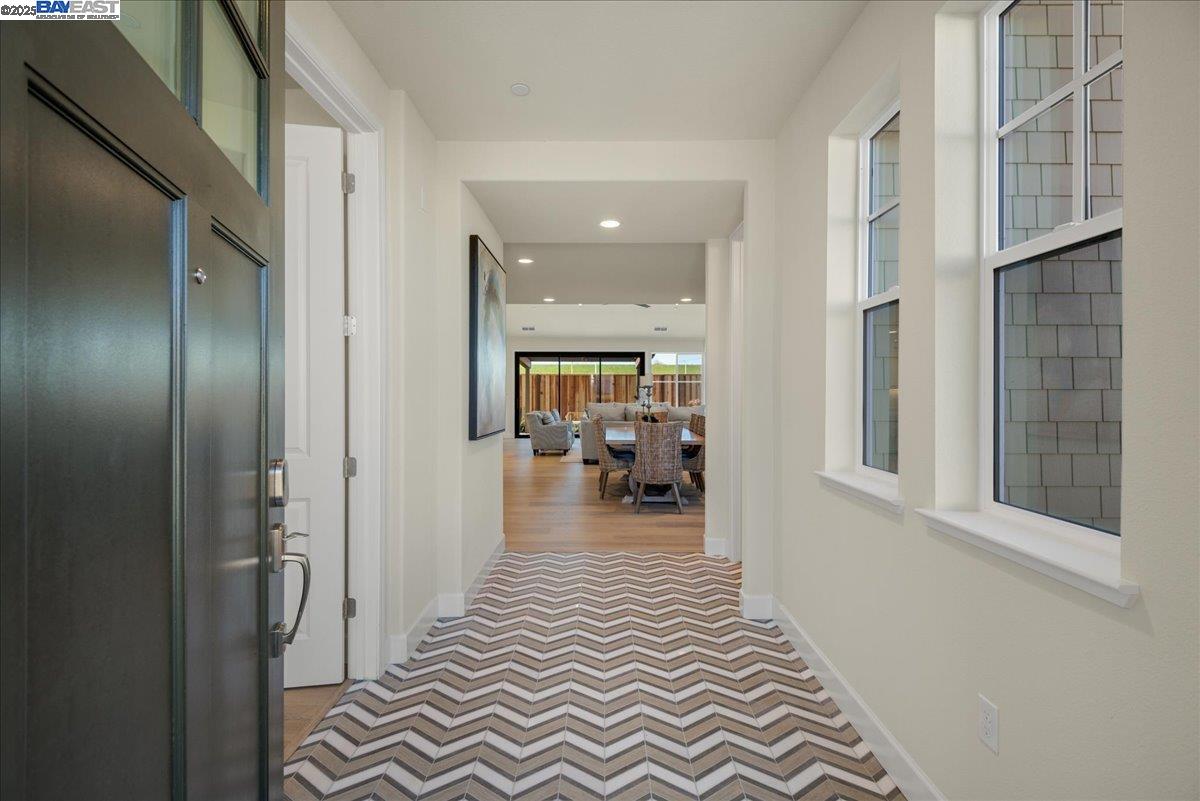 Detail Gallery Image 6 of 50 For 32606 Singh Circle, Union City,  CA 94587 - 4 Beds | 3/1 Baths