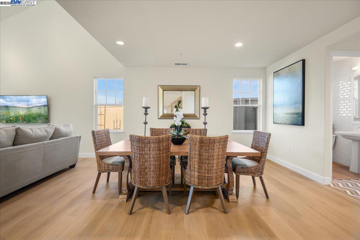Detail Gallery Image 8 of 50 For 32606 Singh Circle, Union City,  CA 94587 - 4 Beds | 3/1 Baths
