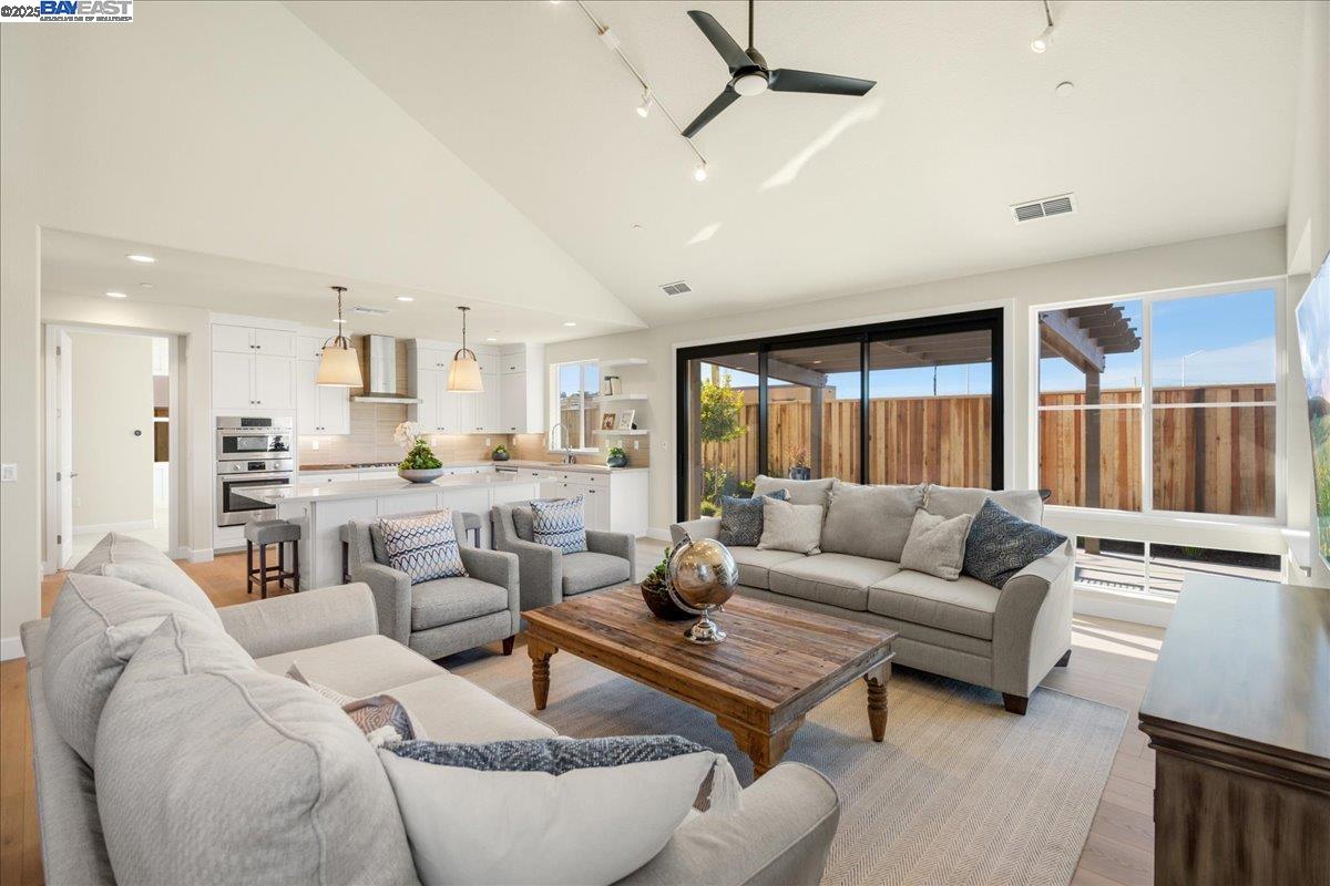 Detail Gallery Image 10 of 50 For 32606 Singh Circle, Union City,  CA 94587 - 4 Beds | 3/1 Baths