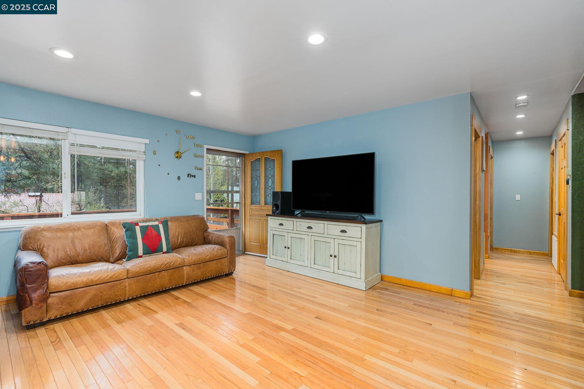 Detail Gallery Image 5 of 33 For 8461 Dolly Varden Ave, Kings Beach,  CA 96143 - 3 Beds | 2 Baths