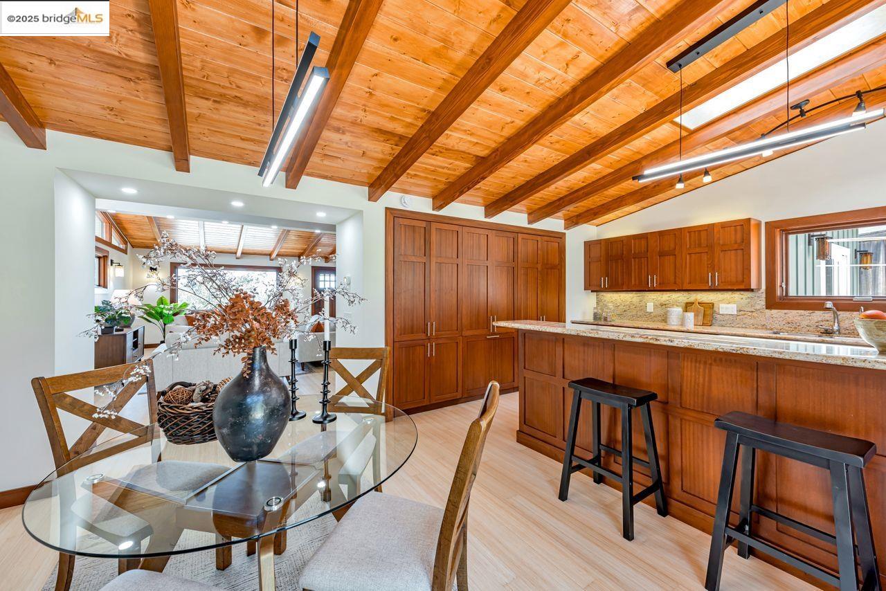 Detail Gallery Image 12 of 60 For 6815 Paso Robles Dr, Oakland,  CA 94611 - 3 Beds | 2 Baths