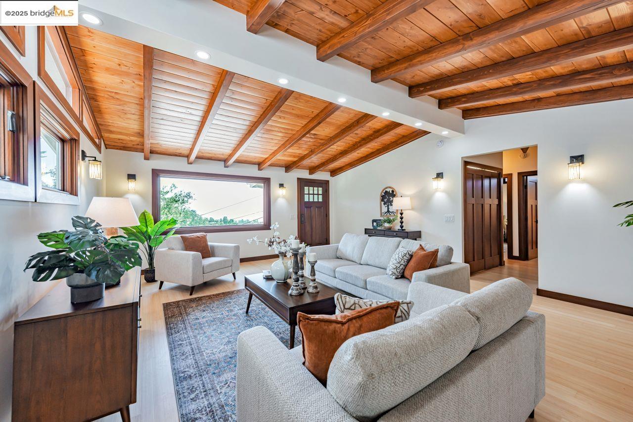 Detail Gallery Image 3 of 60 For 6815 Paso Robles Dr, Oakland,  CA 94611 - 3 Beds | 2 Baths