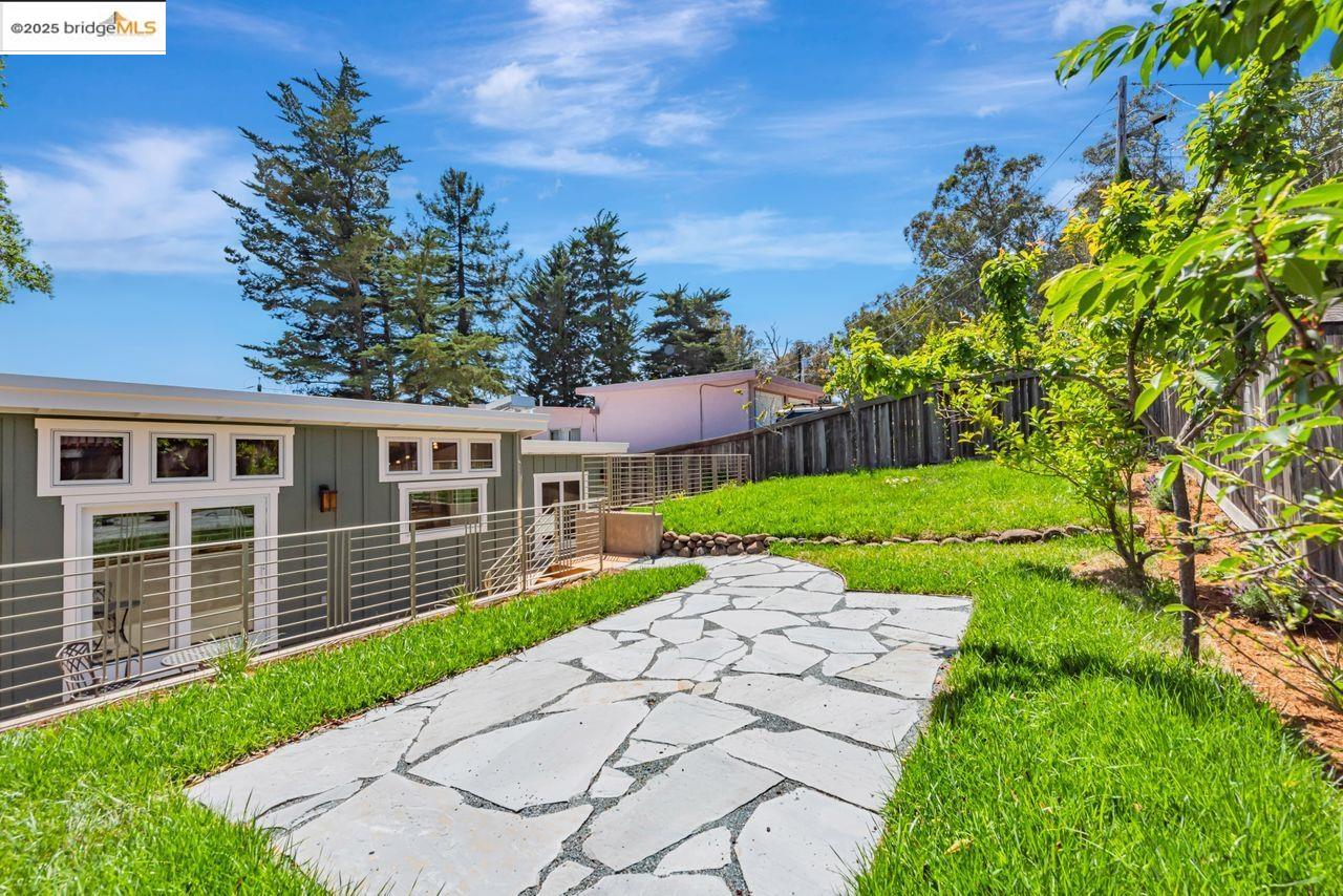 Detail Gallery Image 21 of 60 For 6815 Paso Robles Dr, Oakland,  CA 94611 - 3 Beds | 2 Baths
