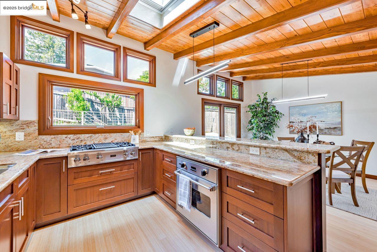 Detail Gallery Image 4 of 60 For 6815 Paso Robles Dr, Oakland,  CA 94611 - 3 Beds | 2 Baths