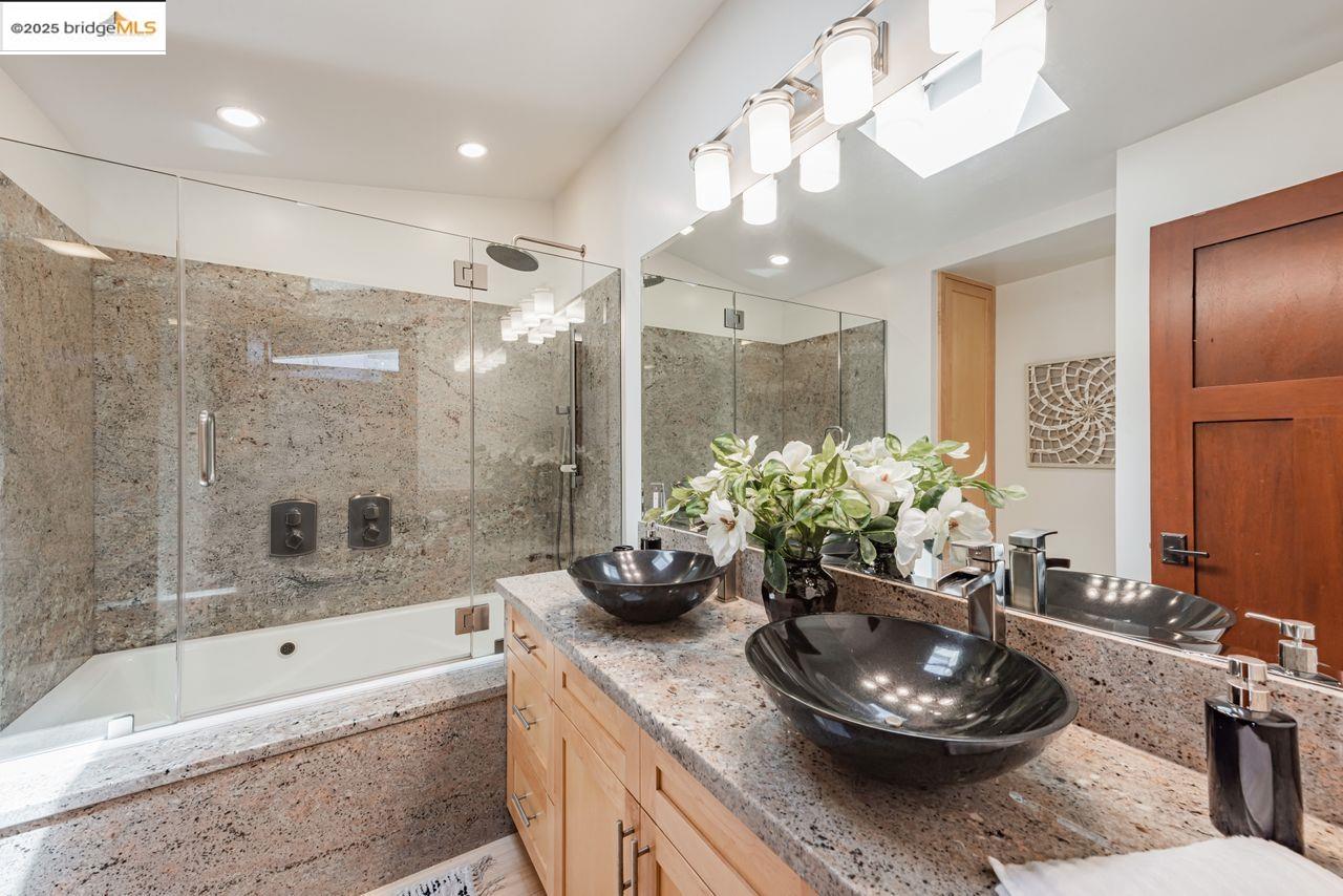 Detail Gallery Image 39 of 60 For 6815 Paso Robles Dr, Oakland,  CA 94611 - 3 Beds | 2 Baths